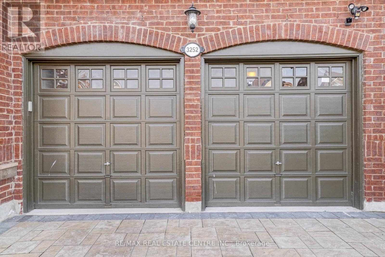 3252 Escada Drive, Mississauga, Ontario  L5M 7V5 - Photo 4 - W12514436