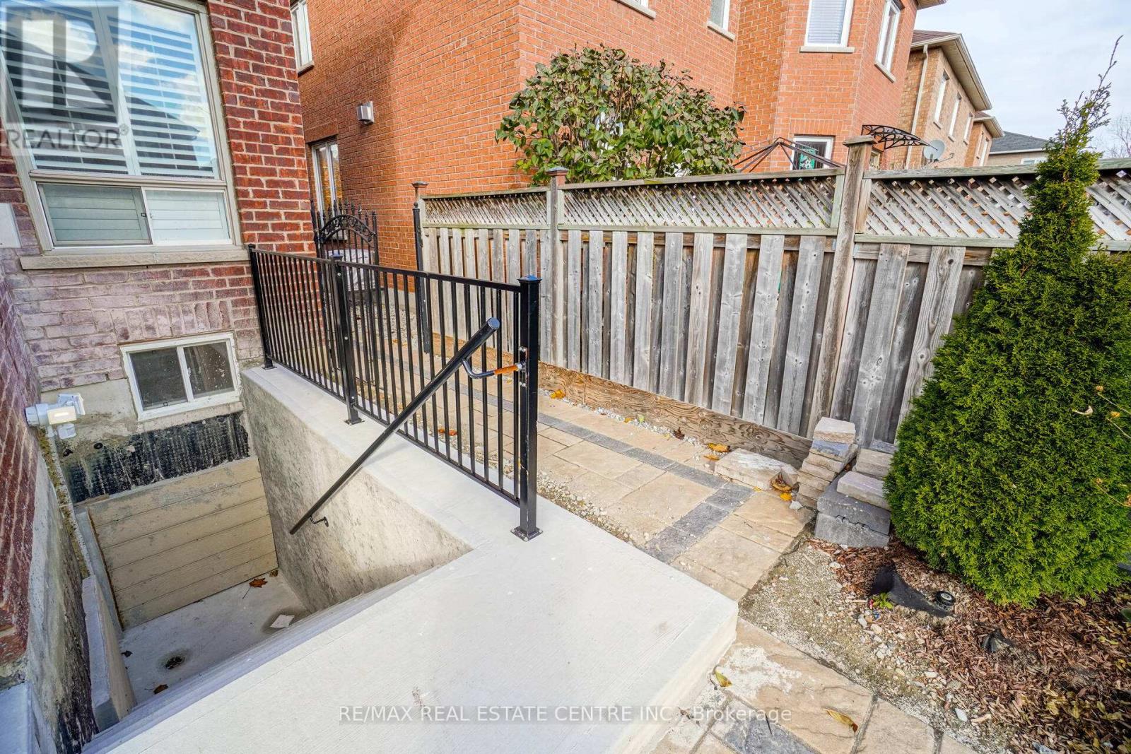 3252 Escada Drive, Mississauga, Ontario  L5M 7V5 - Photo 6 - W12514436