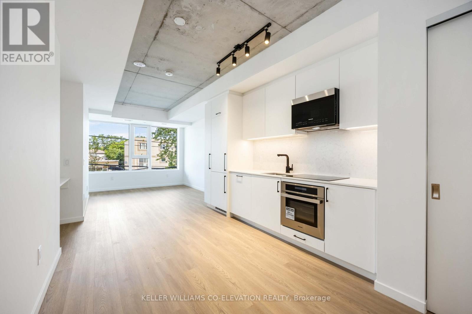 219 - 689 THE QUEENSWAY STREET, Toronto, Ontario