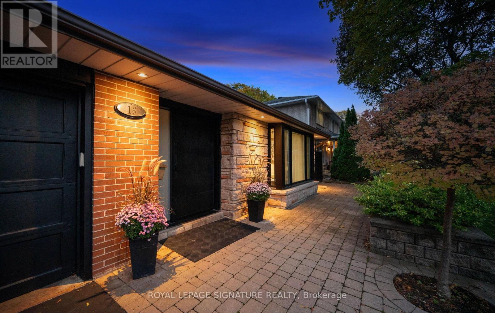 16 Kingsborough Crescent, Toronto, Ontario  M9R 2T9 - Photo 3 - W12514586