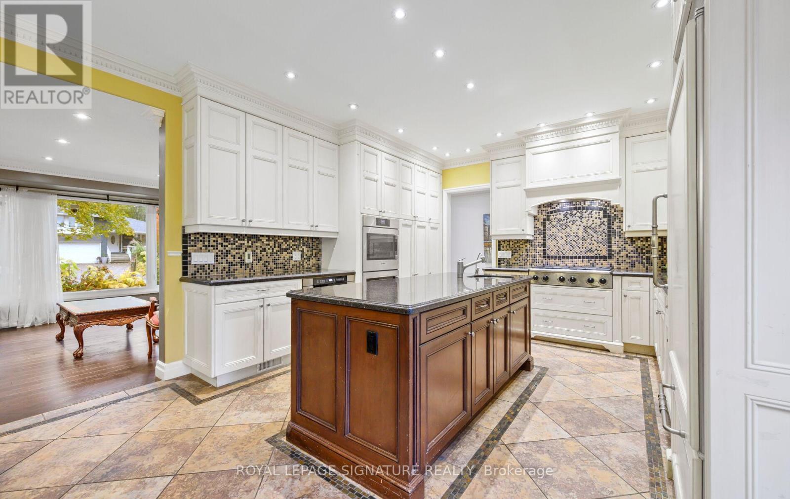 16 Kingsborough Crescent, Toronto, Ontario  M9R 2T9 - Photo 8 - W12514586