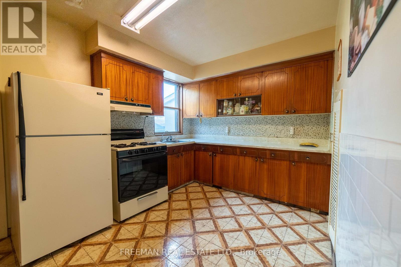 67 Day Avenue, Toronto, Ontario M6E 3W1 - Photo 6 - W12514602