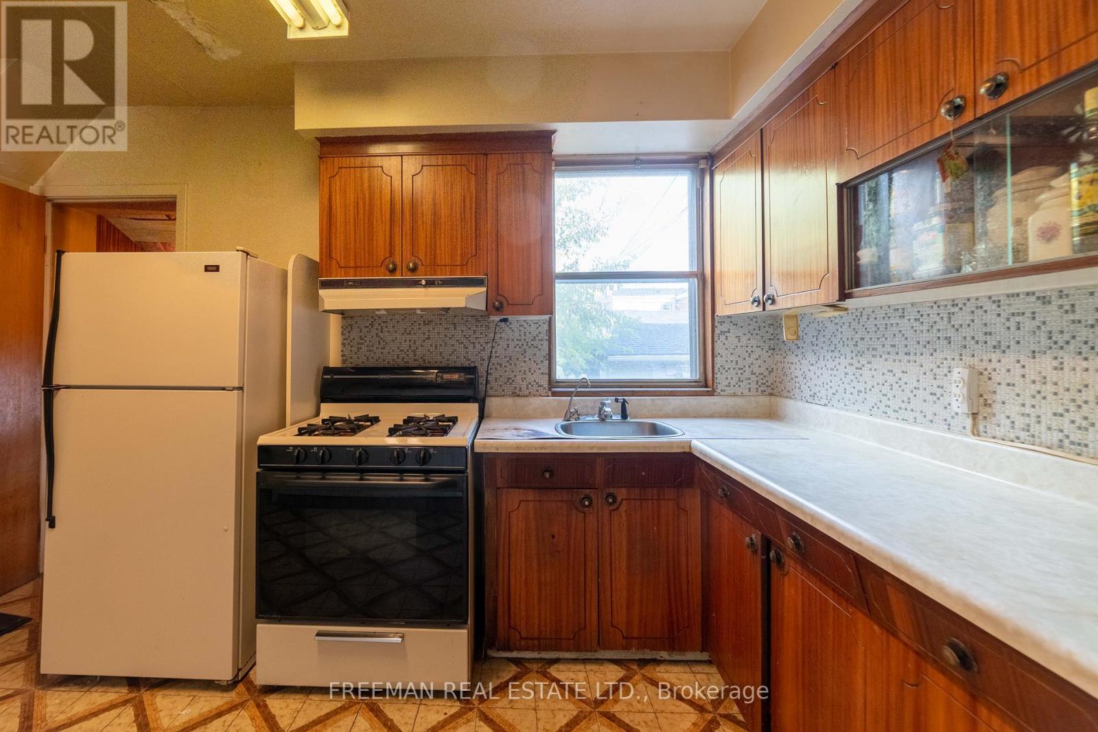 67 Day Avenue, Toronto, Ontario M6E 3W1 - Photo 7 - W12514602