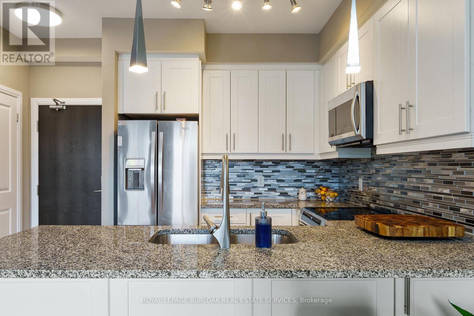 306 - 272 Georgian Drive, Oakville, Ontario  L6H 0K4 - Photo 11 - W12514656