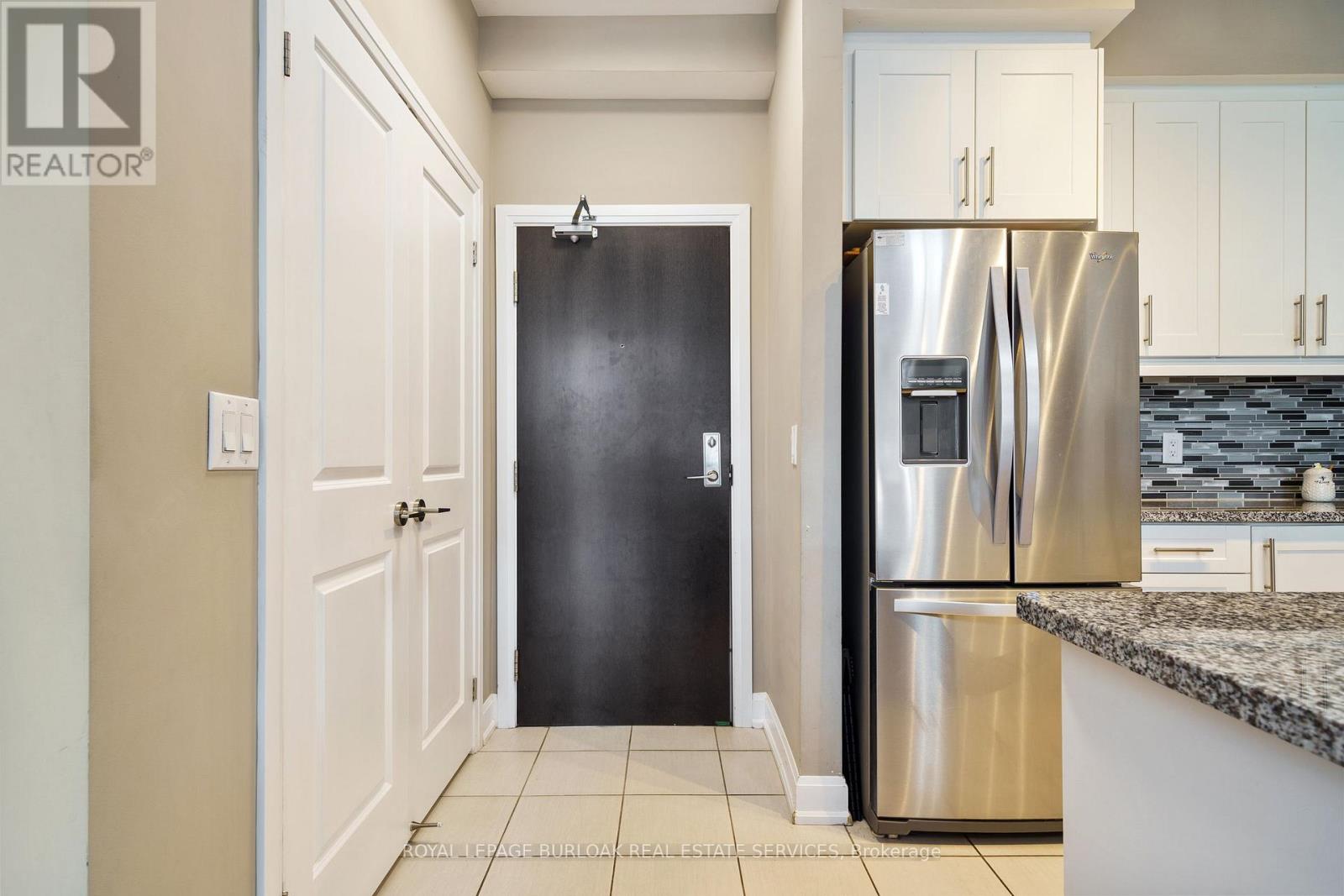 306 - 272 Georgian Drive, Oakville, Ontario  L6H 0K4 - Photo 2 - W12514656