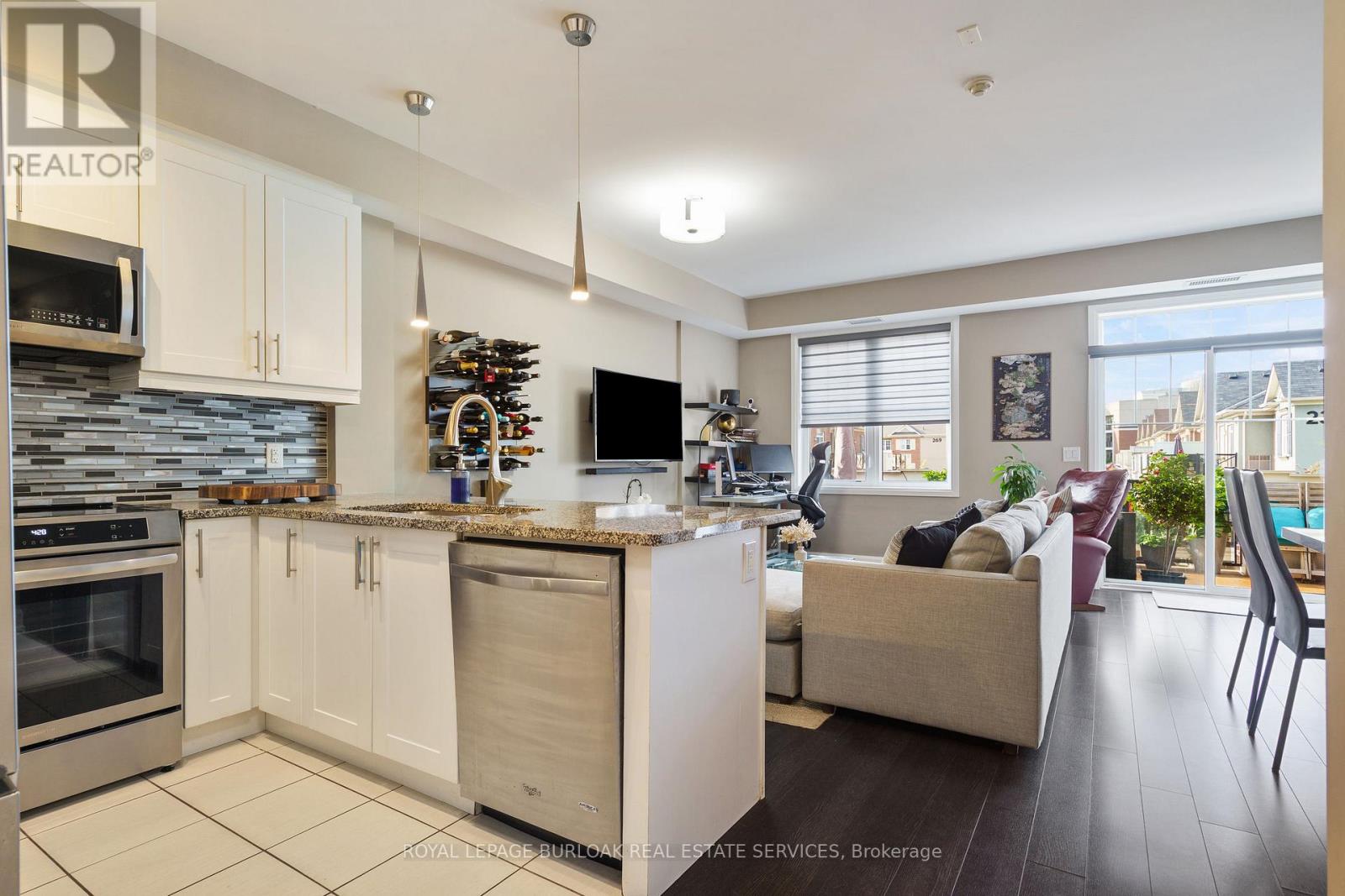 306 - 272 Georgian Drive, Oakville, Ontario  L6H 0K4 - Photo 3 - W12514656