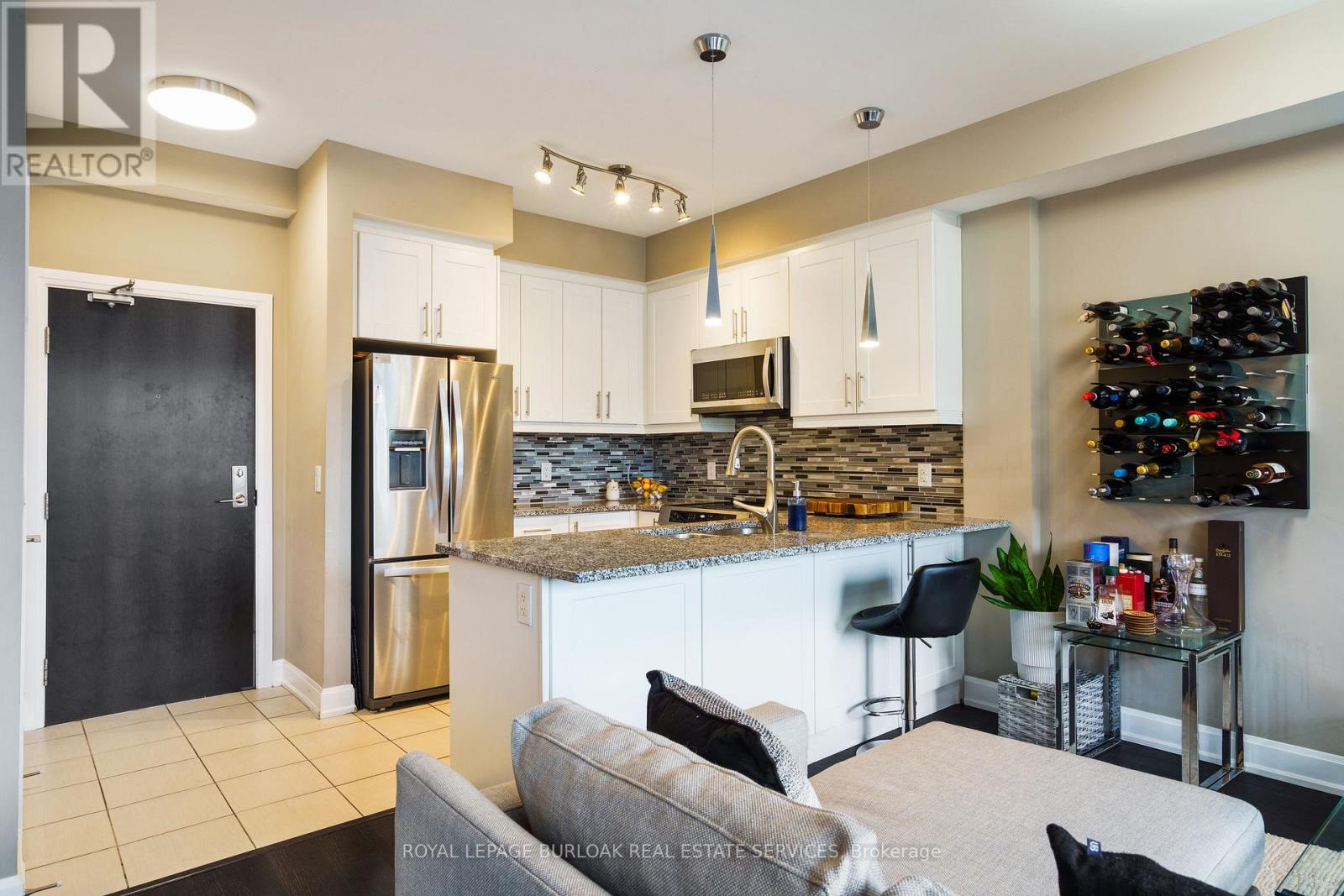 306 - 272 Georgian Drive, Oakville, Ontario  L6H 0K4 - Photo 9 - W12514656