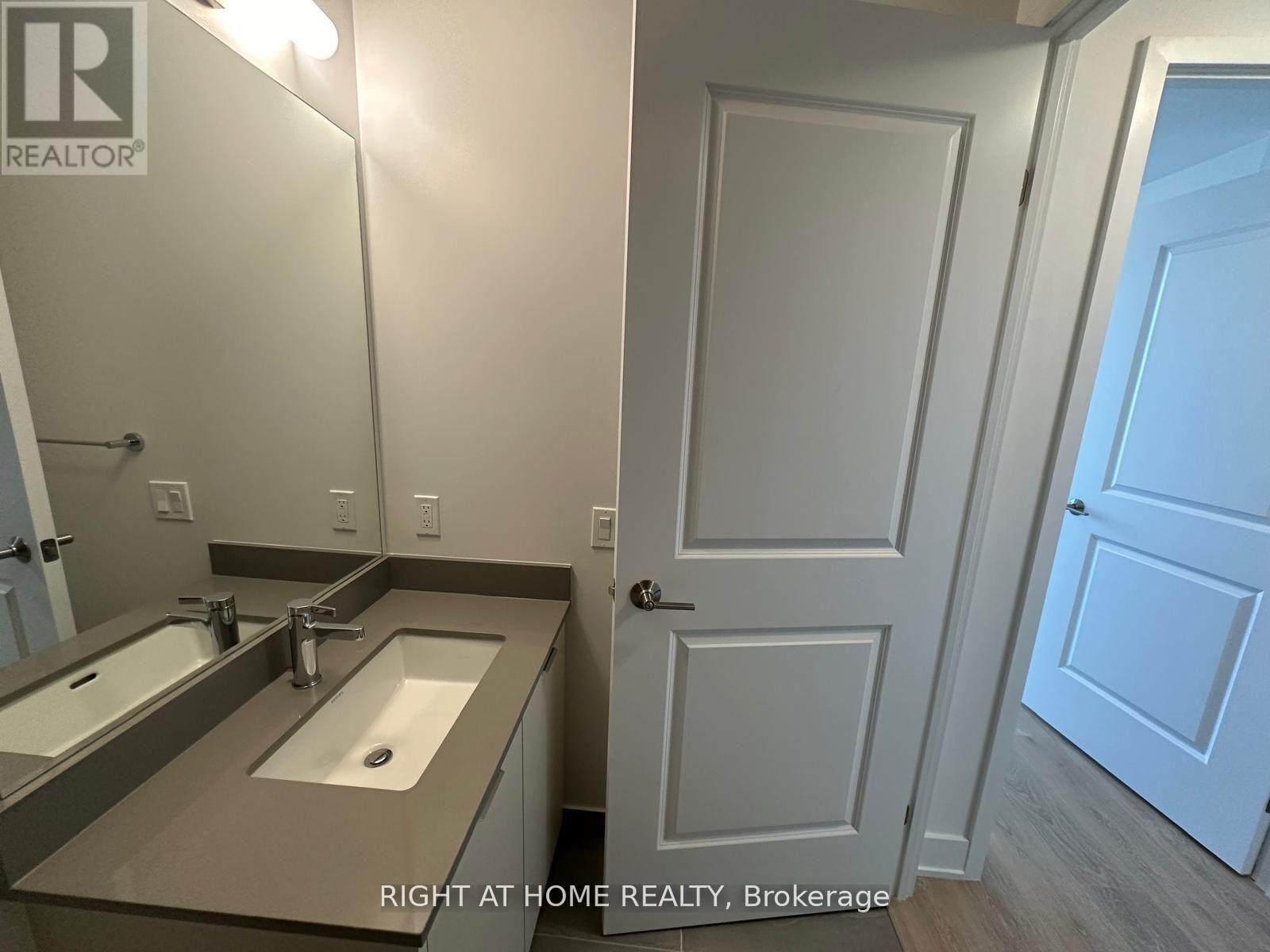 1608 - 202 Burnhamthorpe Road E, Mississauga, Ontario  L5A 4L4 - Photo 10 - W12514674