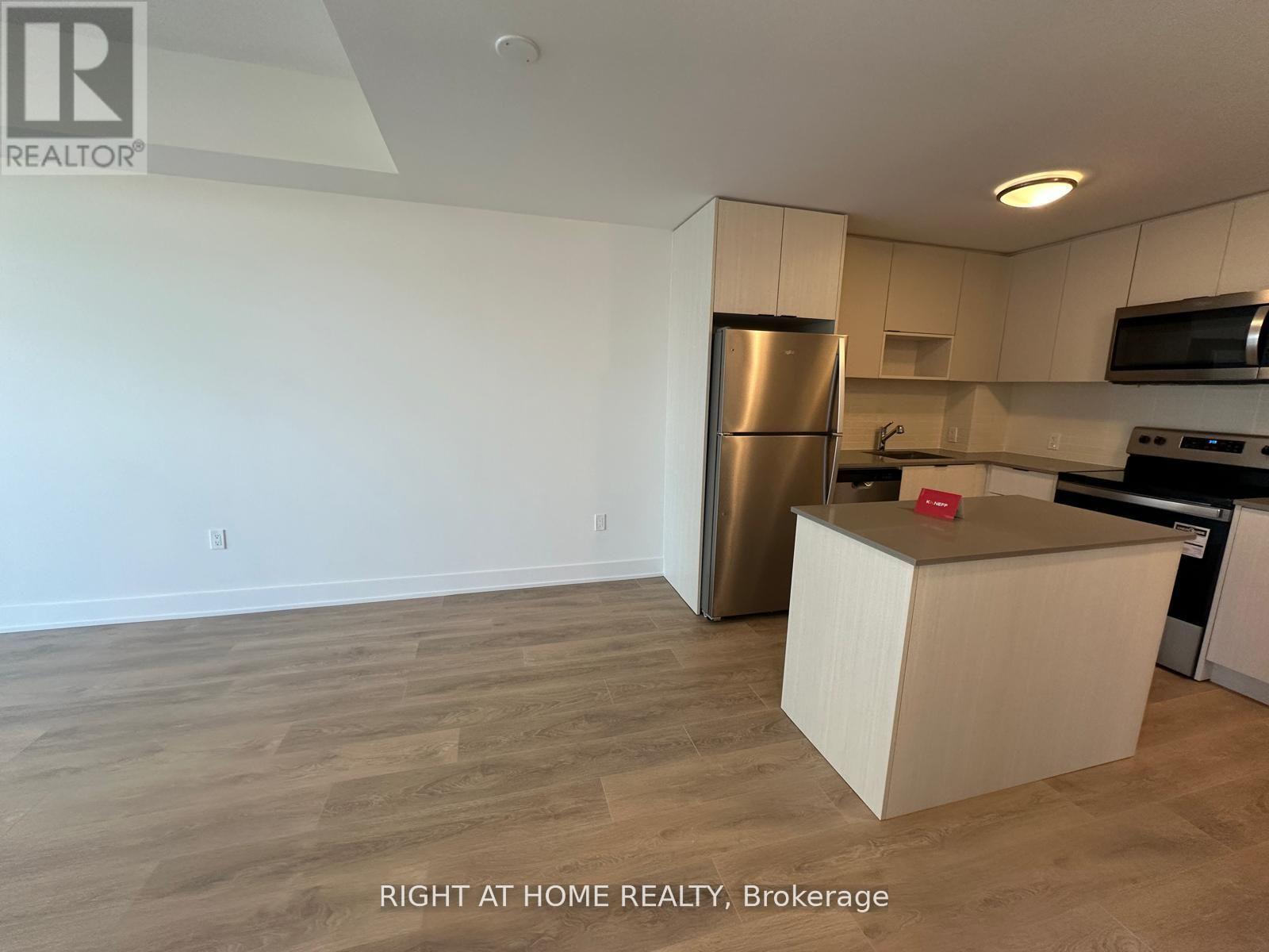 1608 - 202 Burnhamthorpe Road E, Mississauga, Ontario  L5A 4L4 - Photo 3 - W12514674