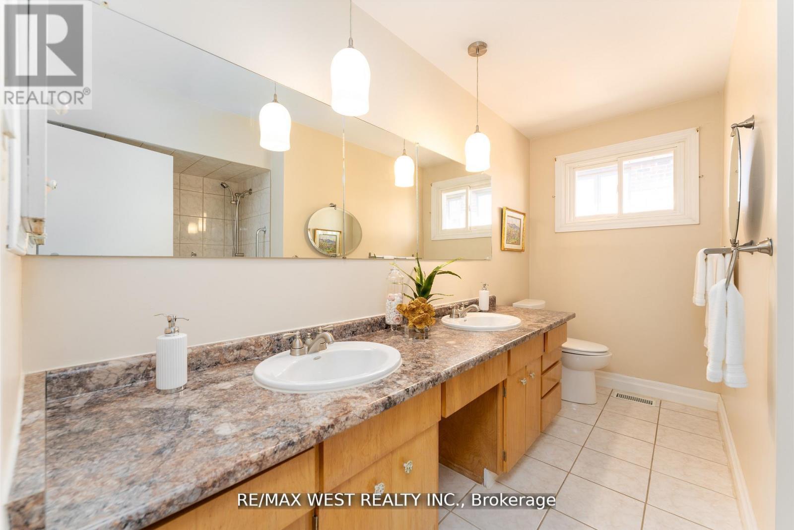 28 Braywin Drive, Toronto, Ontario  M9P 2P1 - Photo 10 - W12514696