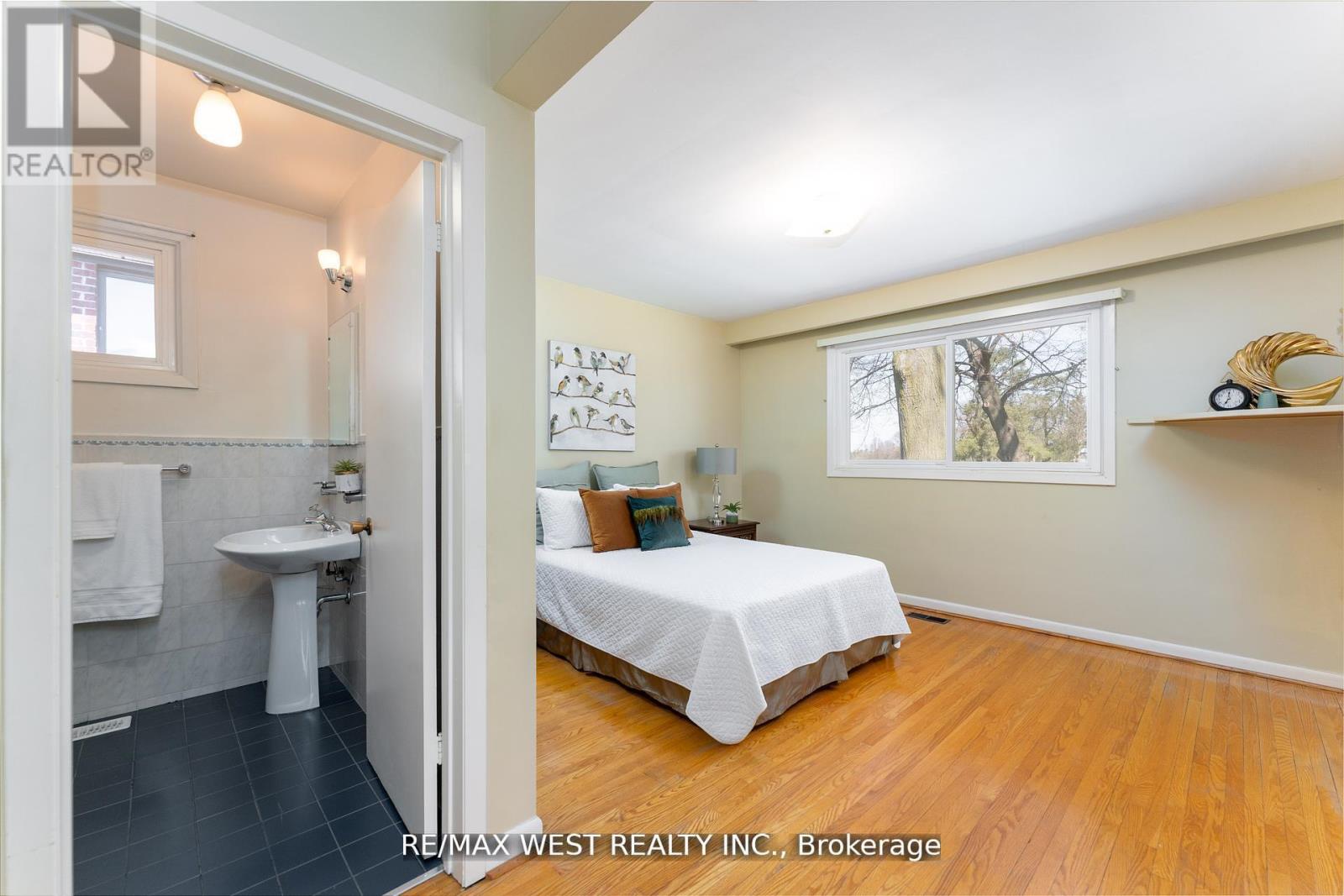 28 Braywin Drive, Toronto, Ontario  M9P 2P1 - Photo 14 - W12514696