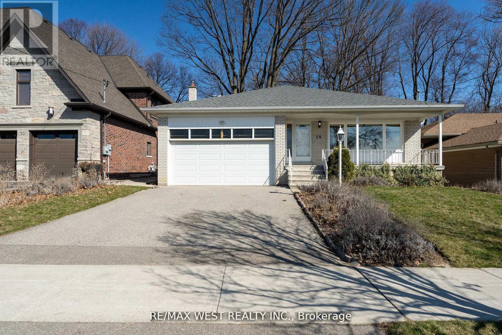 28 Braywin Drive, Toronto, Ontario  M9P 2P1 - Photo 4 - W12514696