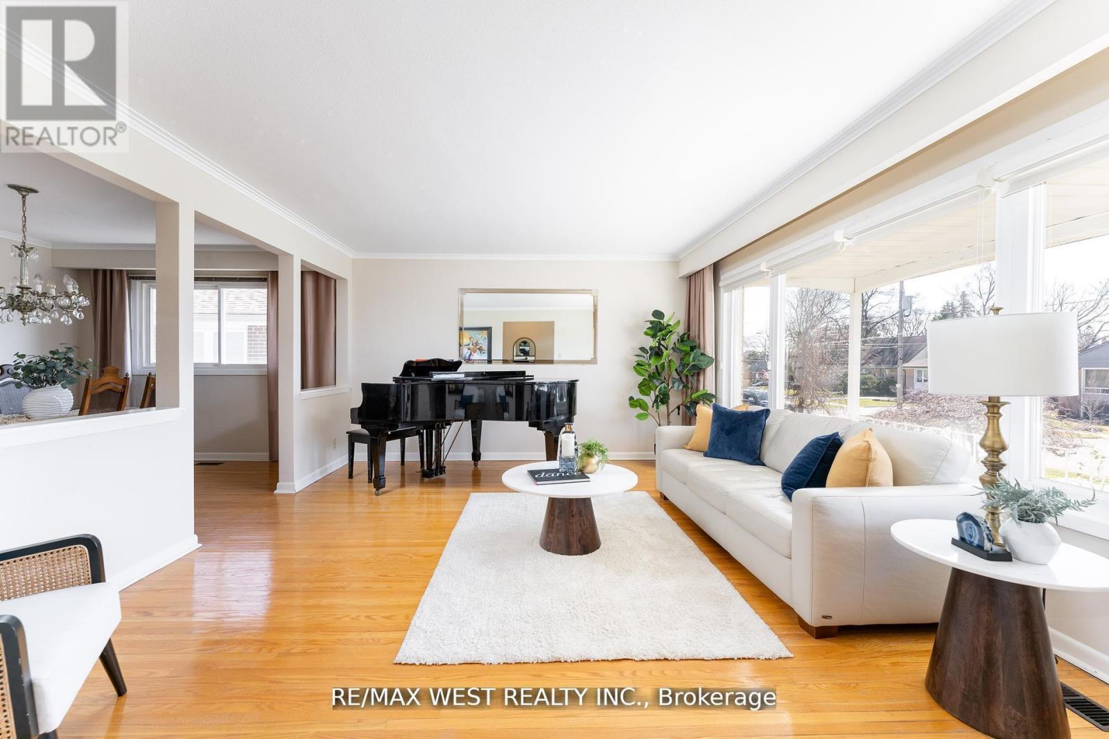 28 Braywin Drive, Toronto, Ontario  M9P 2P1 - Photo 5 - W12514696