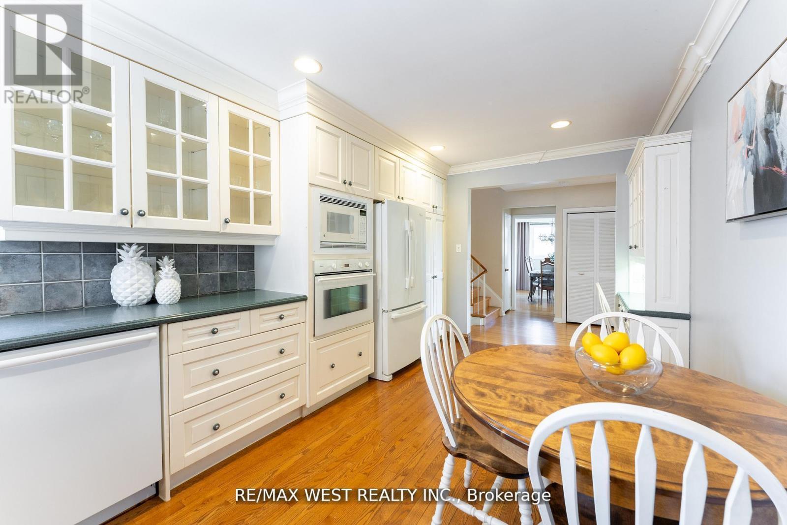 28 Braywin Drive, Toronto, Ontario  M9P 2P1 - Photo 9 - W12514696