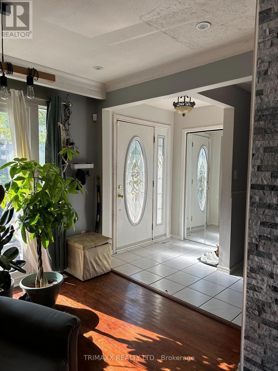 1179 Forestwood Drive, Mississauga, Ontario  L5C 1H6 - Photo 4 - W12514702