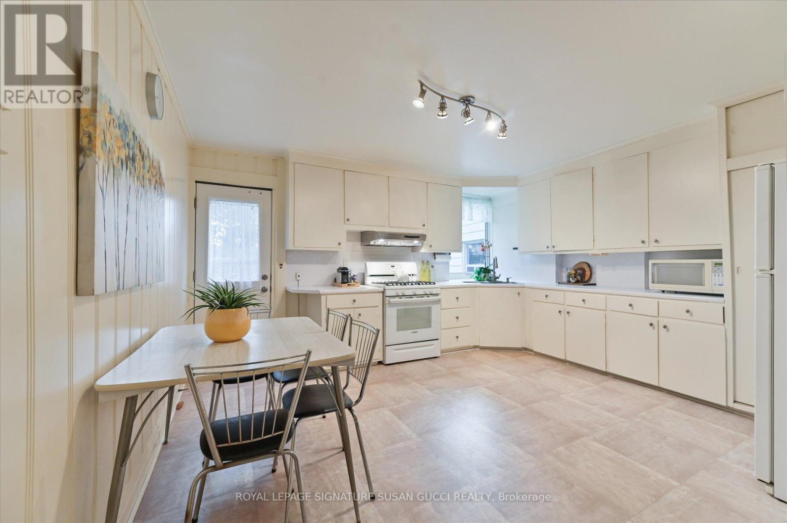 313 Gowan Avenue, Toronto, Ontario  M4J 2K7 - Photo 5 - E12509918