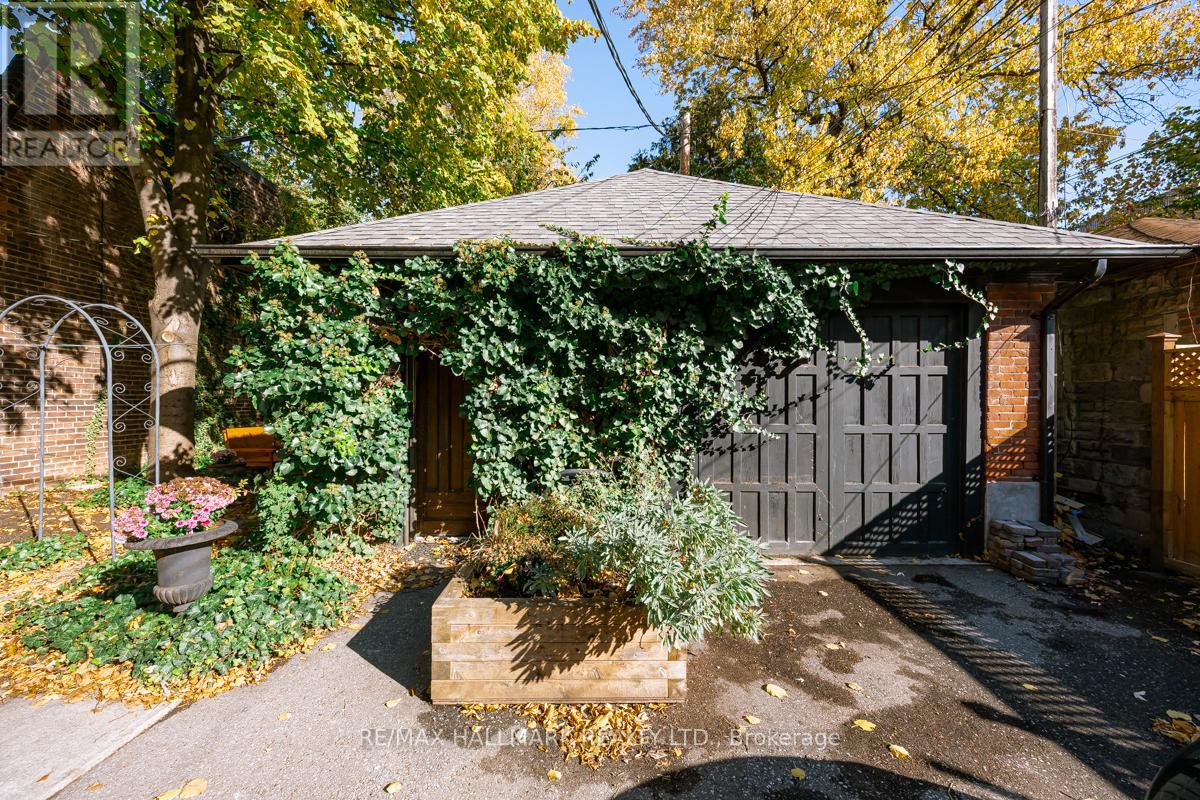 COACH HOUSE - 321 PALMERSTON BOULEVARD, Toronto, Ontario