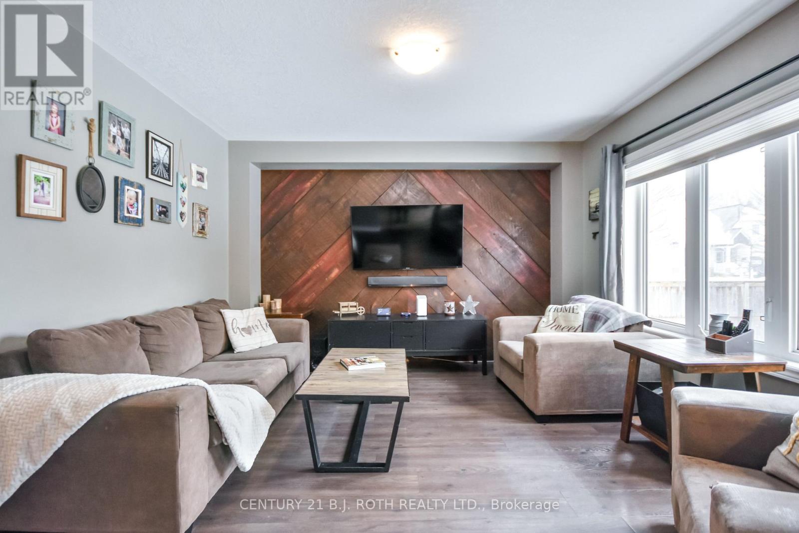 212 Maplewood Drive, Essa (Angus), Ontario  L0L 1B4 - Photo 10 - N12514836