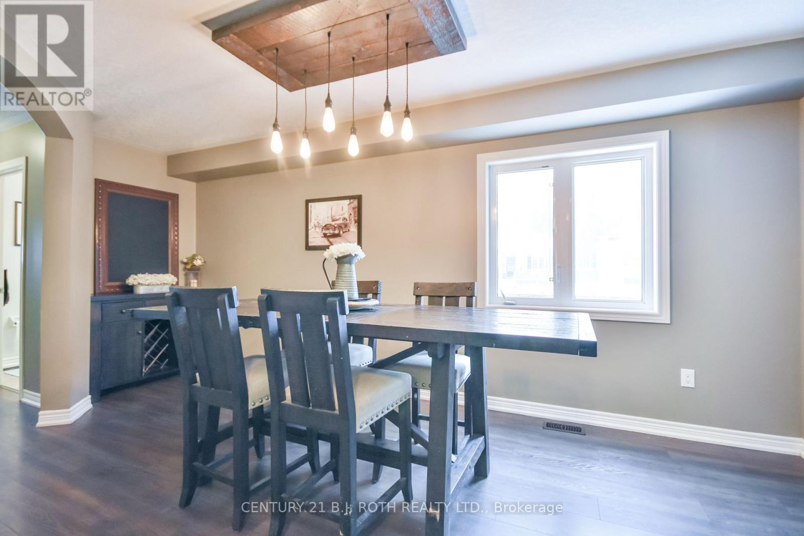 212 Maplewood Drive, Essa (Angus), Ontario  L0L 1B4 - Photo 4 - N12514836
