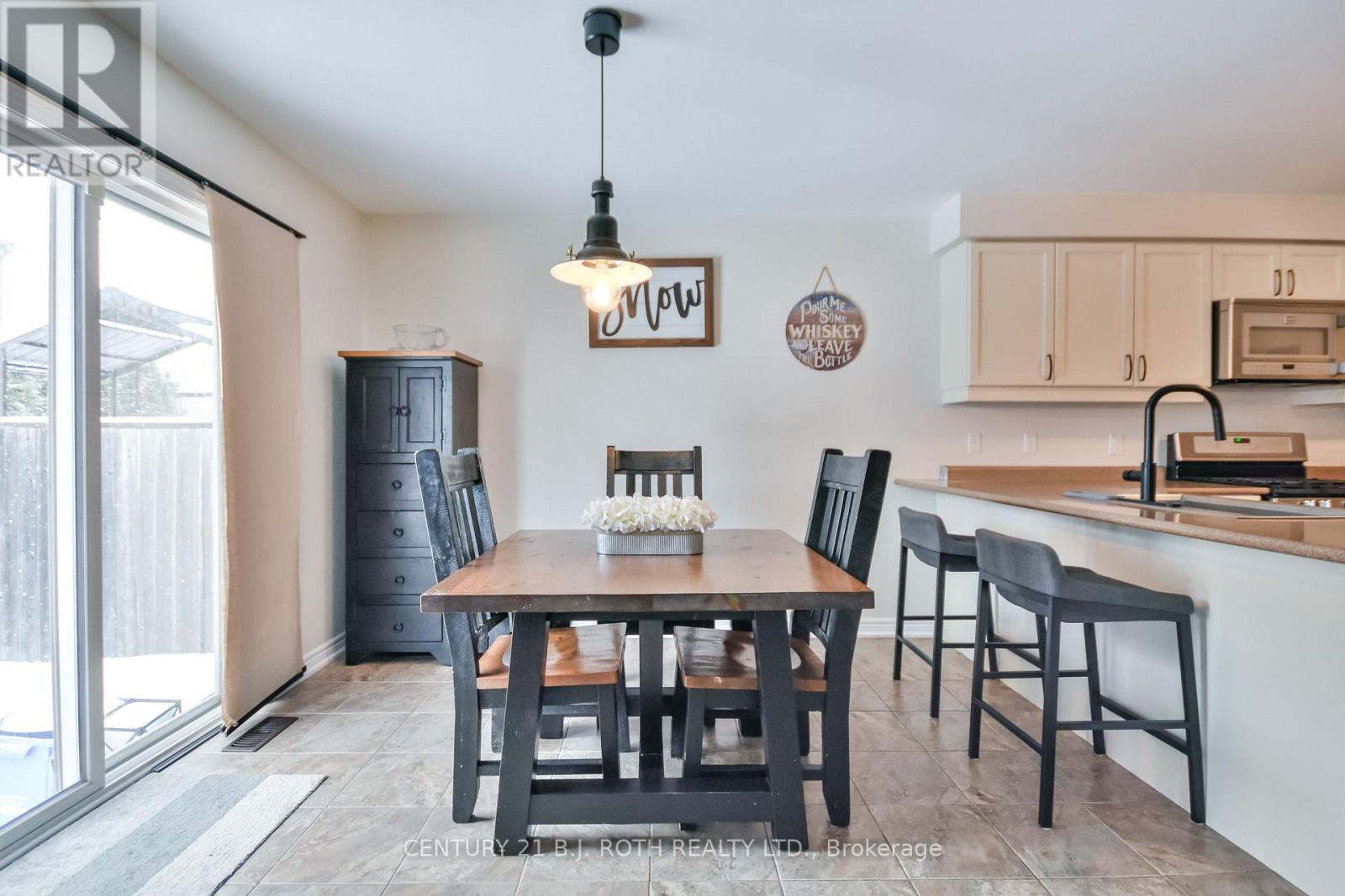 212 Maplewood Drive, Essa (Angus), Ontario  L0L 1B4 - Photo 5 - N12514836