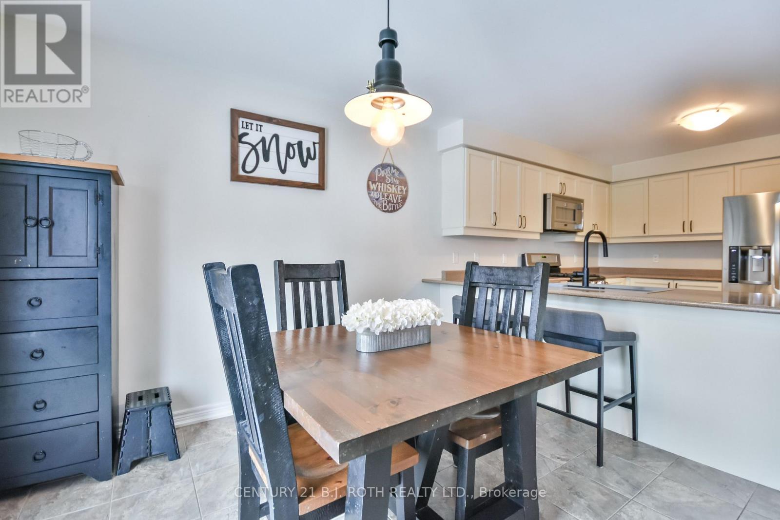 212 Maplewood Drive, Essa (Angus), Ontario  L0L 1B4 - Photo 6 - N12514836