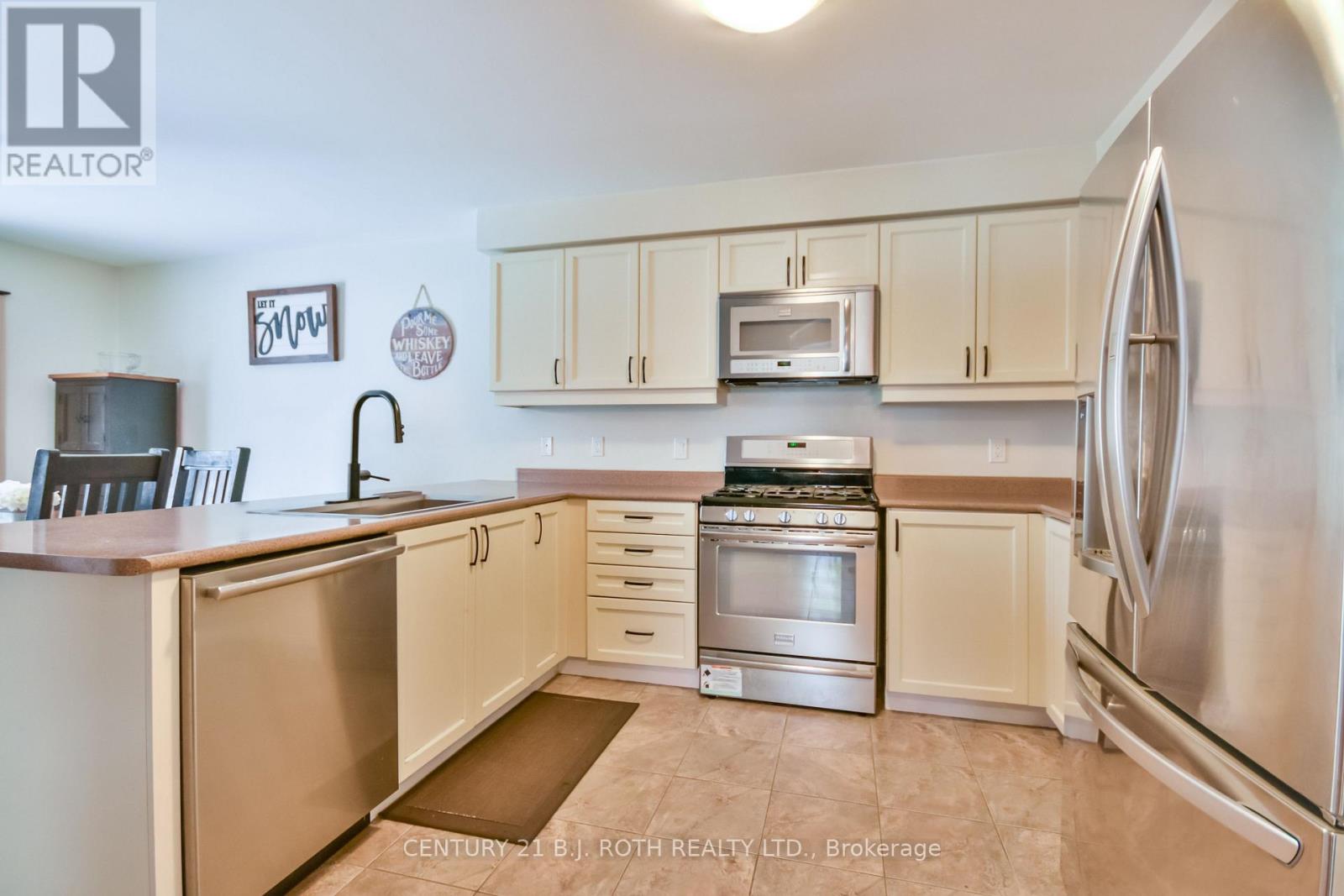 212 Maplewood Drive, Essa (Angus), Ontario  L0L 1B4 - Photo 8 - N12514836