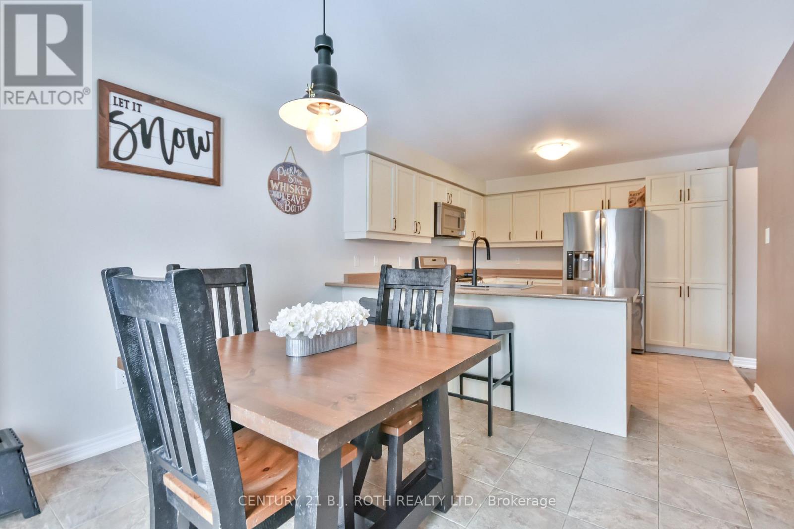 212 Maplewood Drive, Essa (Angus), Ontario  L0L 1B4 - Photo 9 - N12514836