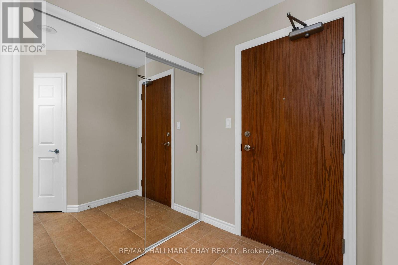 1401 - 33 Ellen Street, Barrie (City Centre), Ontario  L4N 6E9 - Photo 4 - S12514800