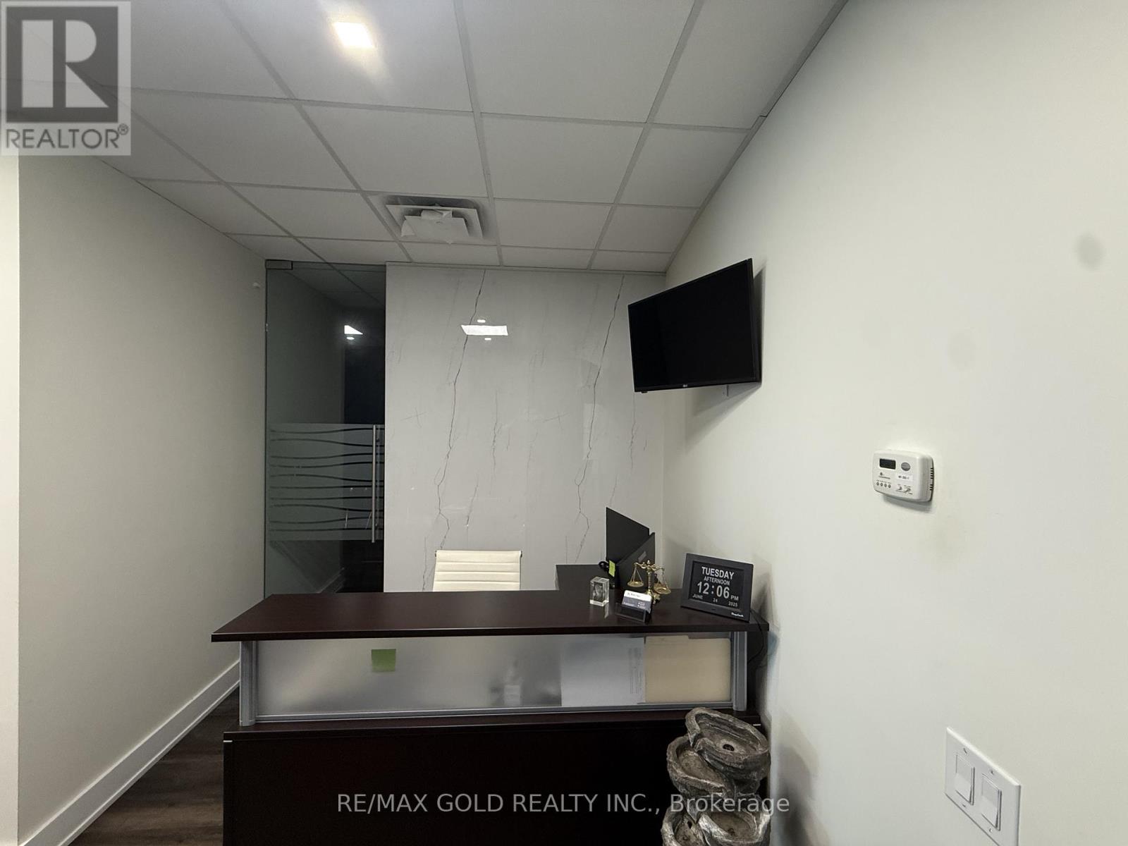 218 Export Boulevard, Mississauga, Ontario  L5S 1Y4 - Photo 2 - W12514792