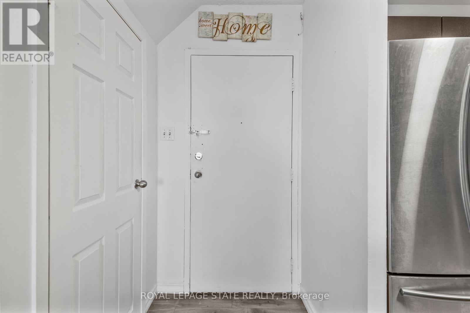 308 - 1050 Stainton Drive, Mississauga, Ontario  L5C 2T7 - Photo 3 - W12514820