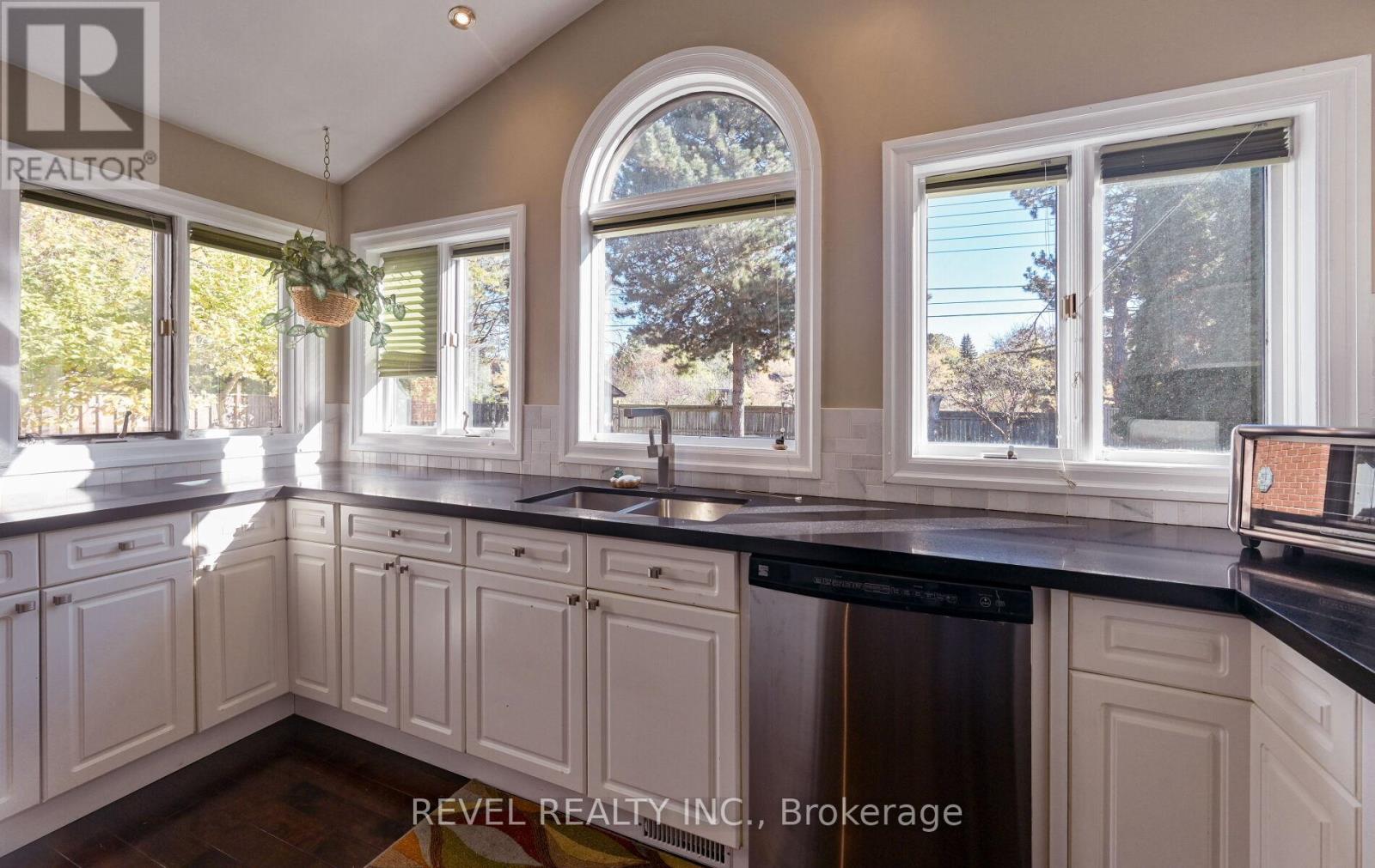 1034 Fredonia Drive, Mississauga, Ontario  L5C 2W4 - Photo 10 - W12514822