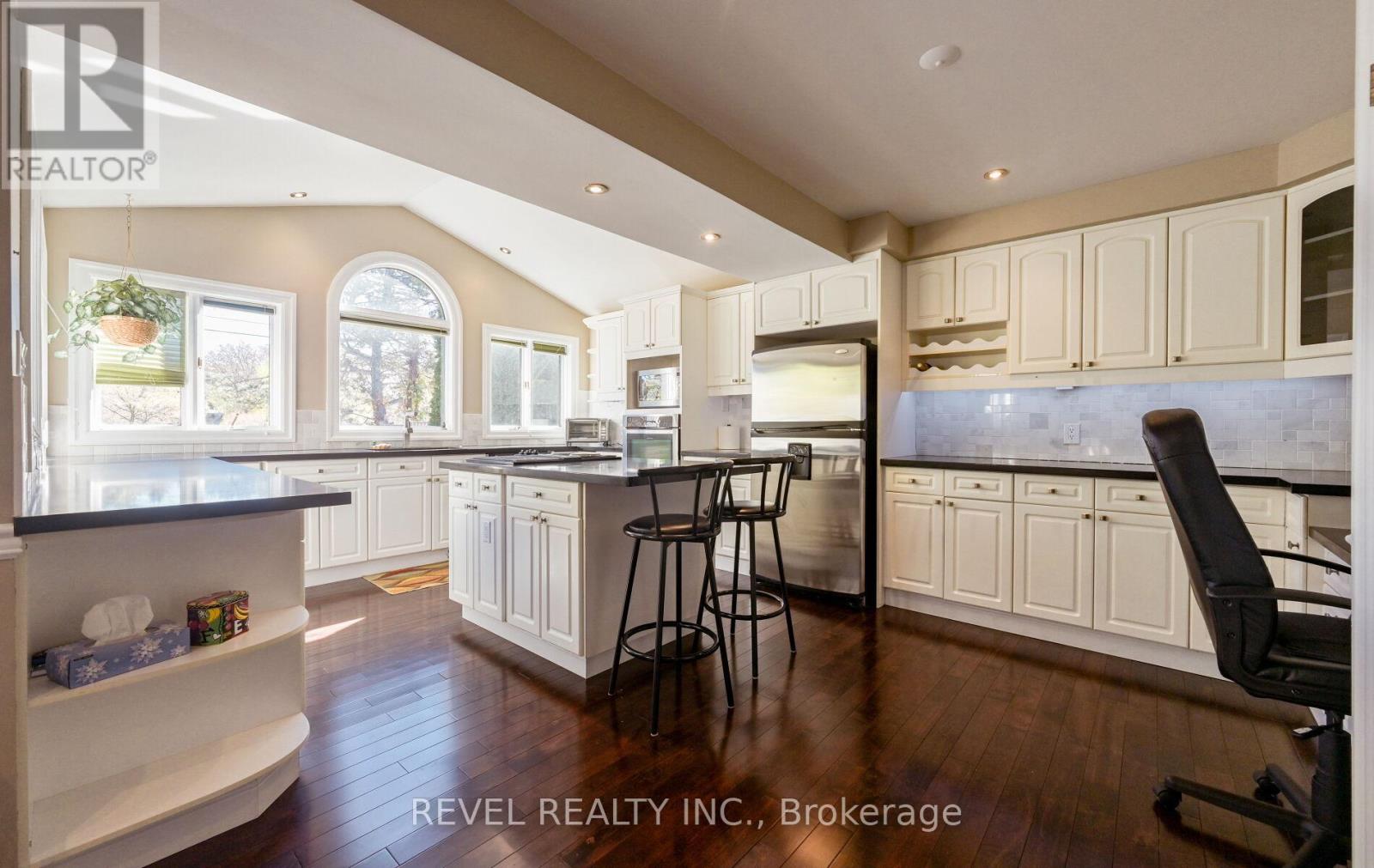 1034 Fredonia Drive, Mississauga, Ontario  L5C 2W4 - Photo 13 - W12514822