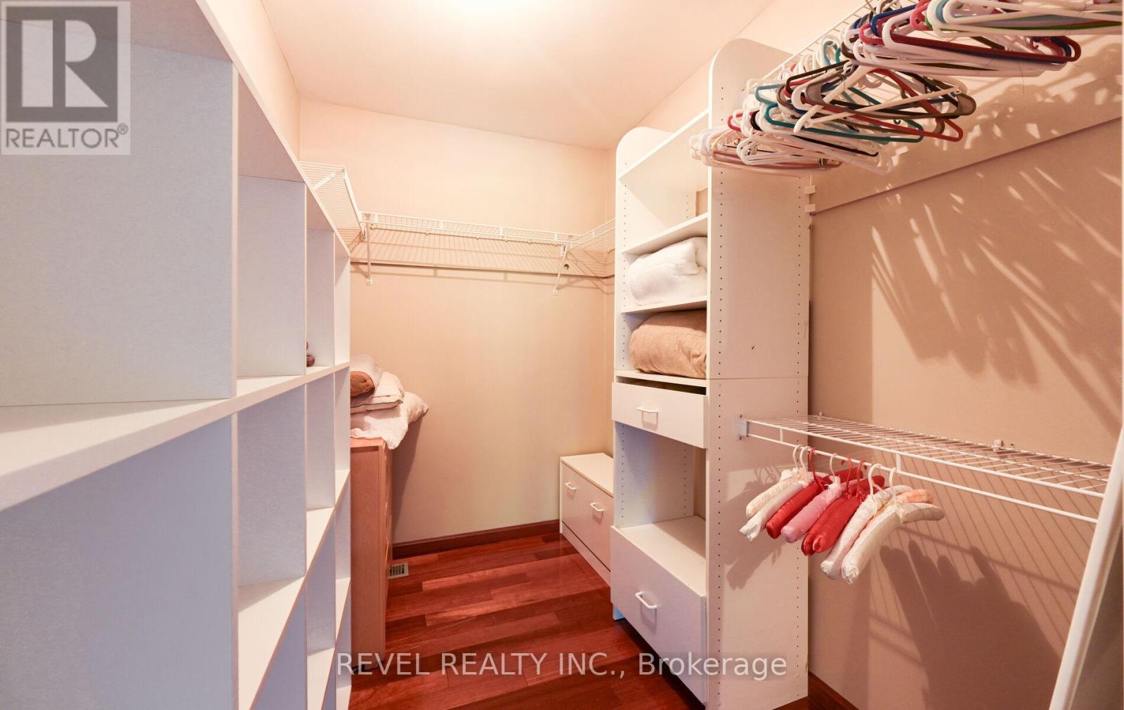 1034 Fredonia Drive, Mississauga, Ontario  L5C 2W4 - Photo 23 - W12514822