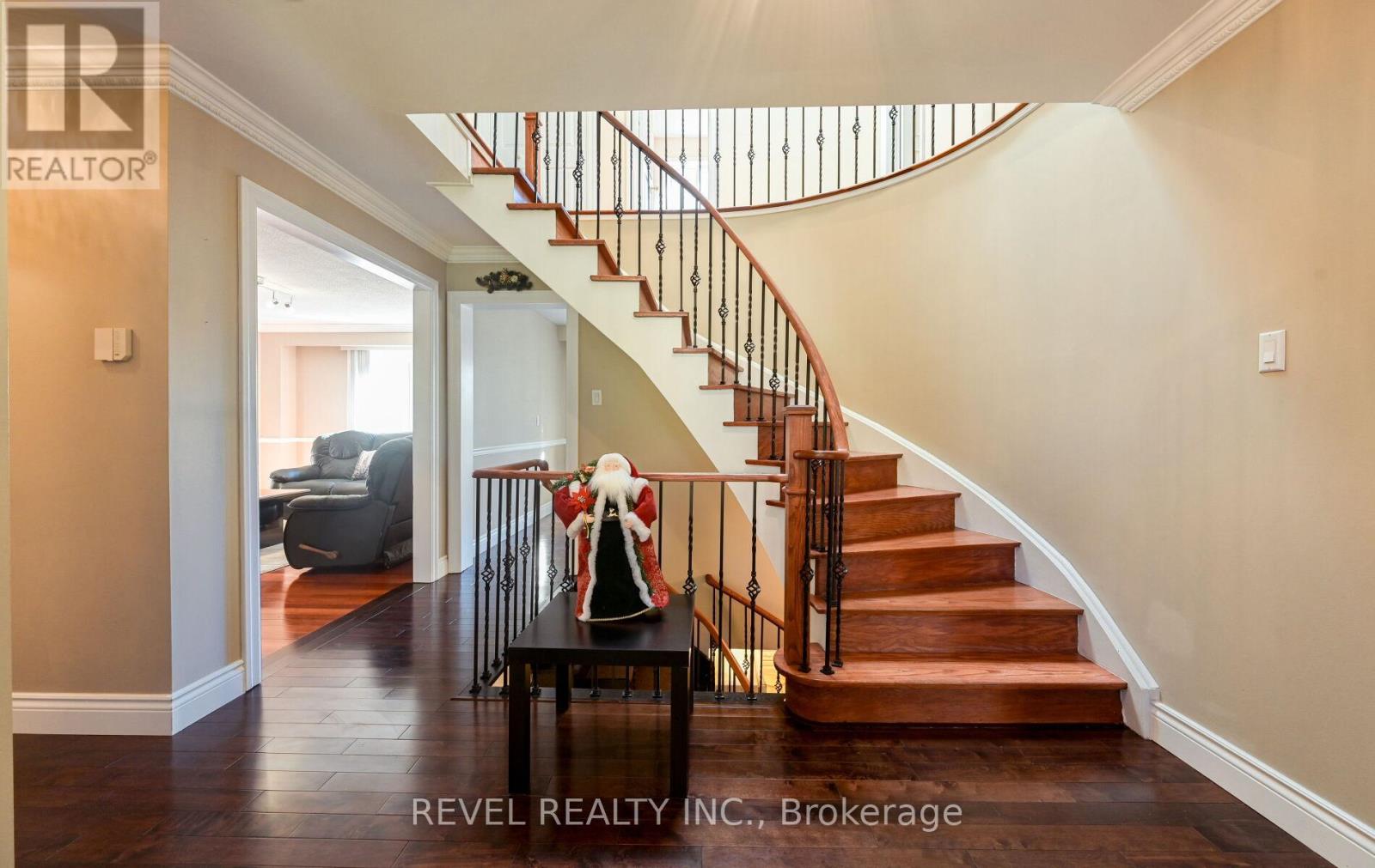 1034 Fredonia Drive, Mississauga, Ontario  L5C 2W4 - Photo 4 - W12514822