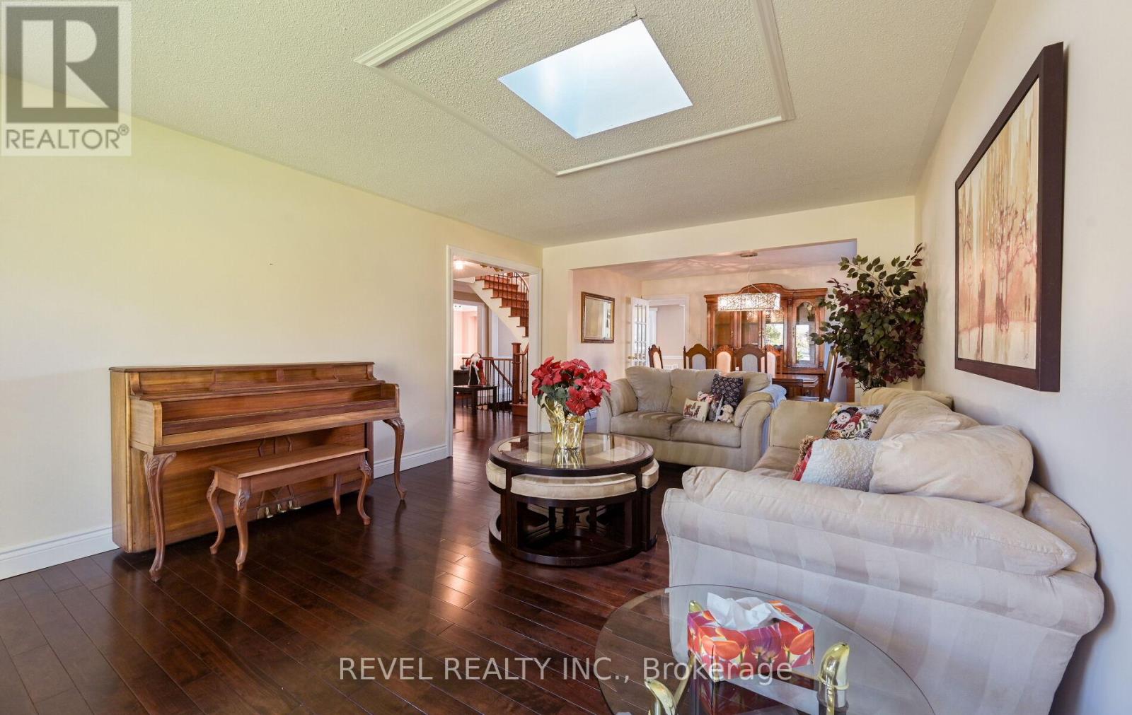 1034 Fredonia Drive, Mississauga, Ontario  L5C 2W4 - Photo 7 - W12514822