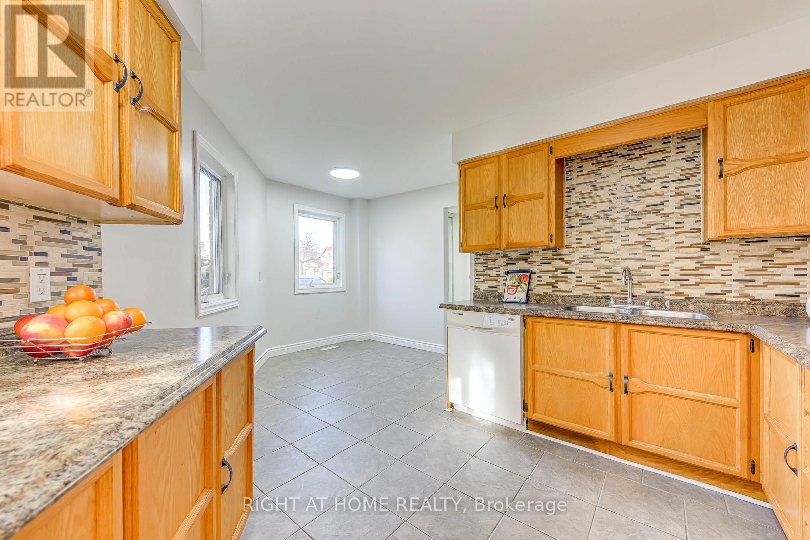 4190 Squire Court, Mississauga, Ontario  L5B 2Y3 - Photo 11 - W12514884