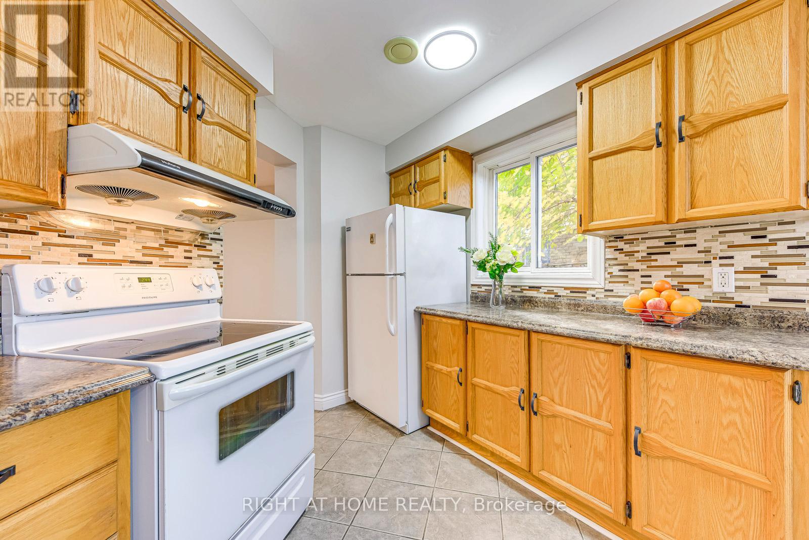 4190 Squire Court, Mississauga, Ontario  L5B 2Y3 - Photo 12 - W12514884