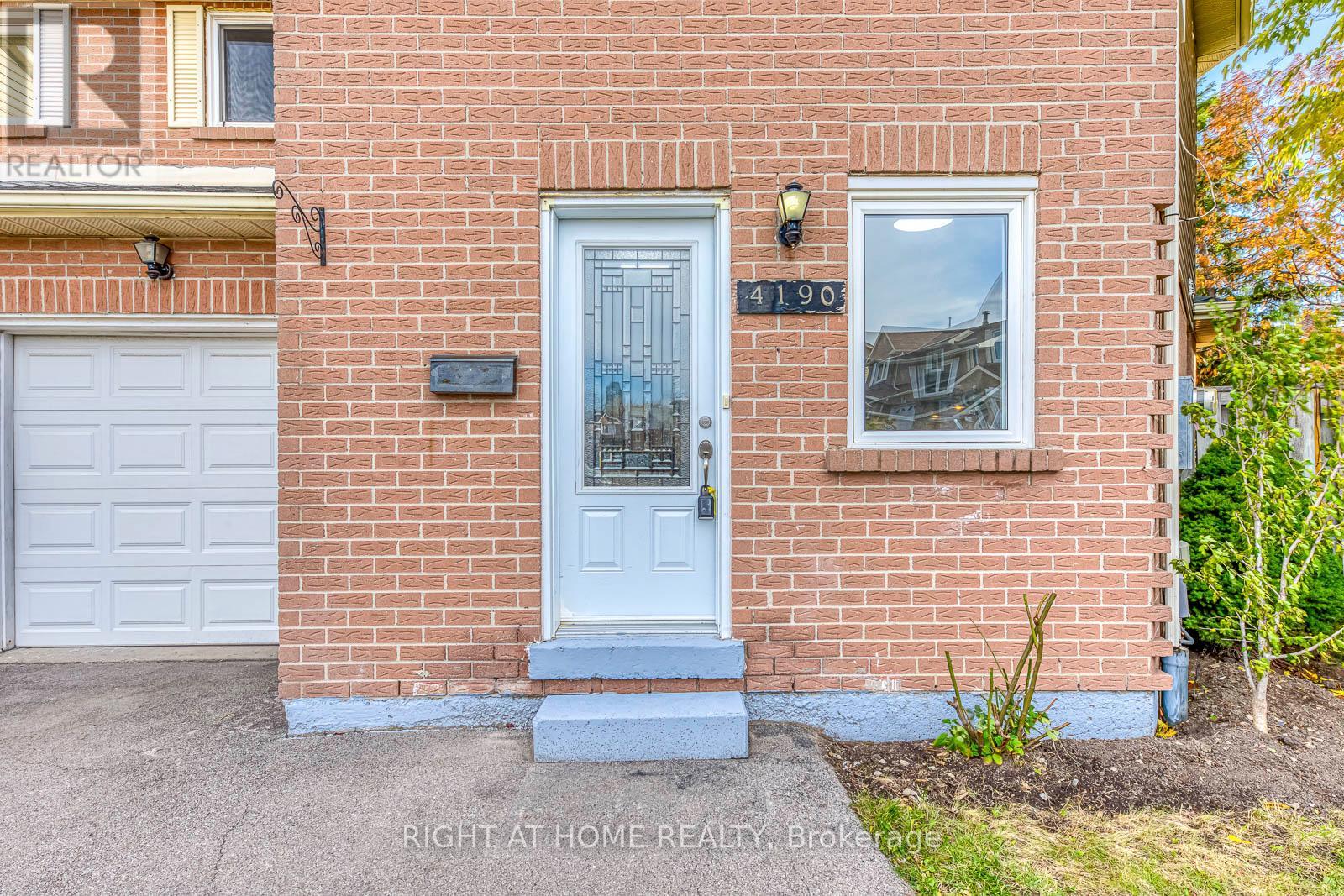 4190 Squire Court, Mississauga, Ontario  L5B 2Y3 - Photo 2 - W12514884