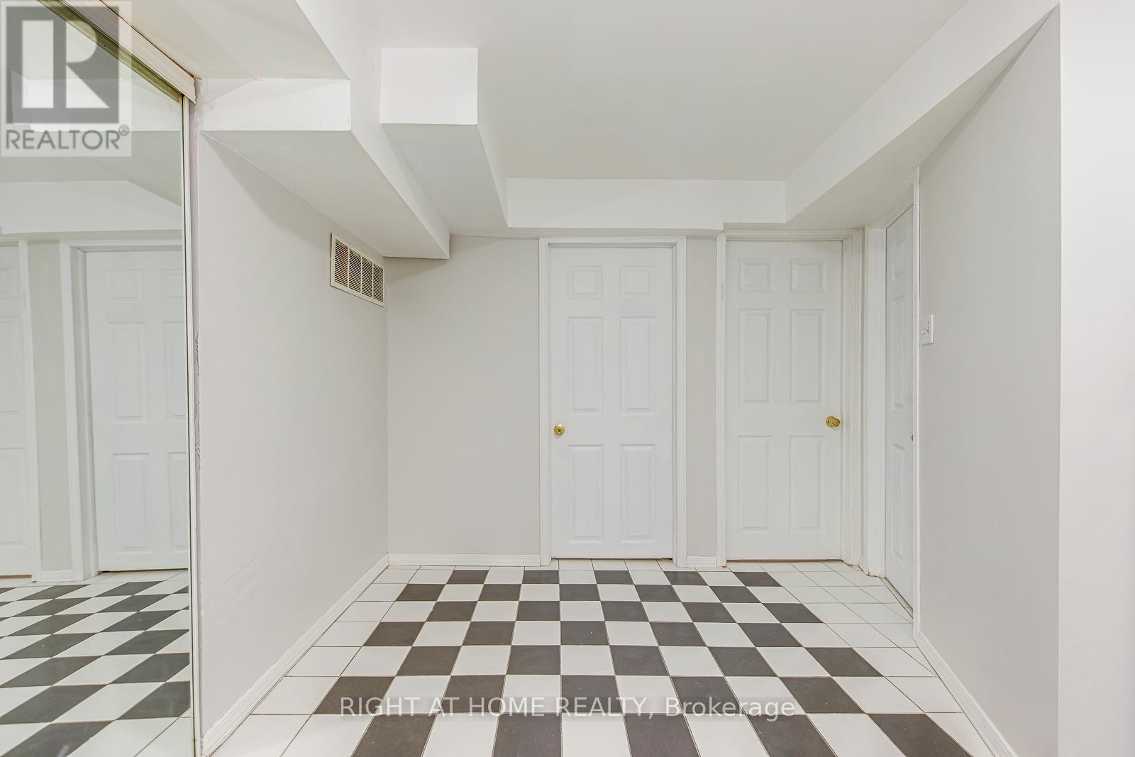 4190 Squire Court, Mississauga, Ontario  L5B 2Y3 - Photo 34 - W12514884