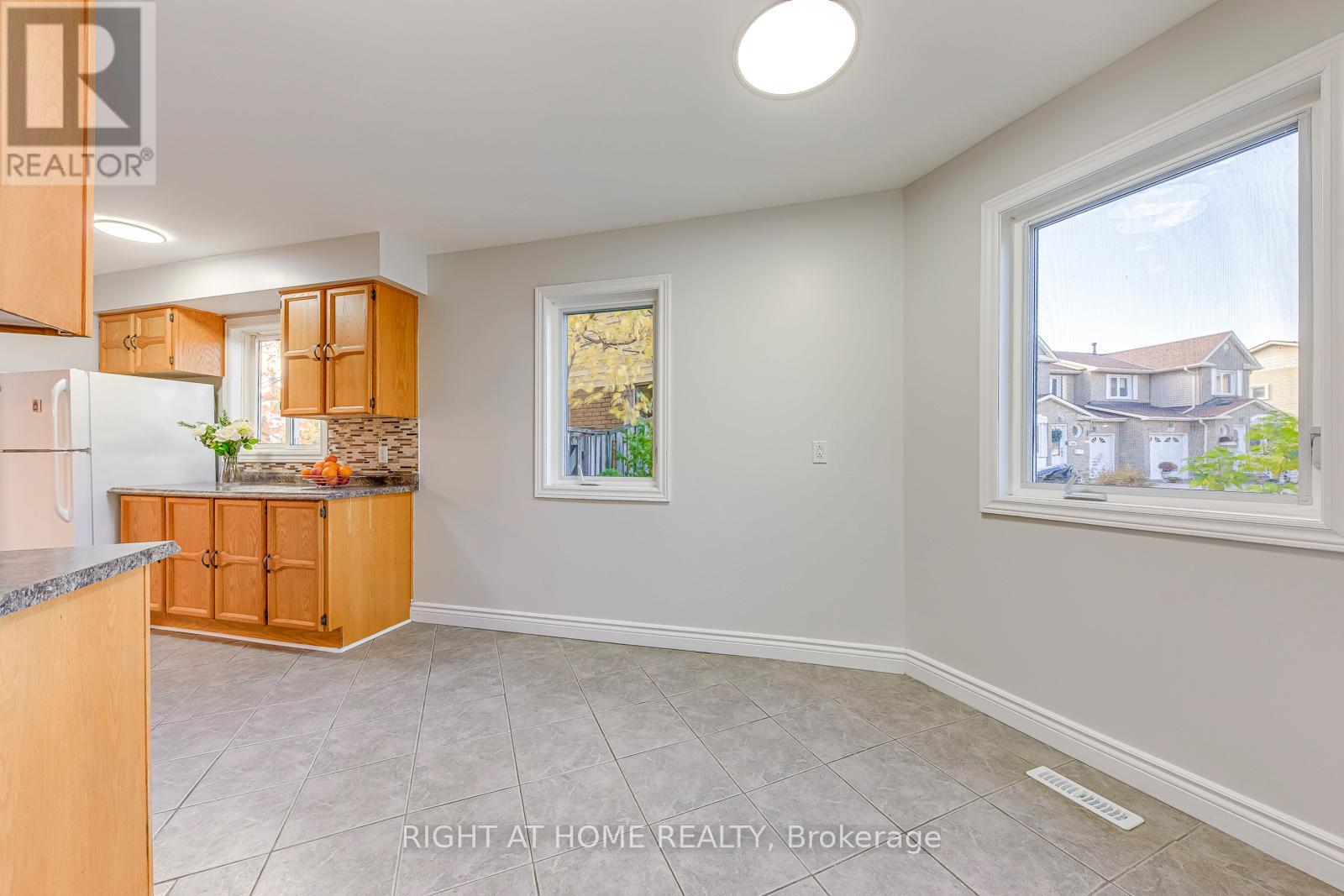 4190 Squire Court, Mississauga, Ontario  L5B 2Y3 - Photo 5 - W12514884