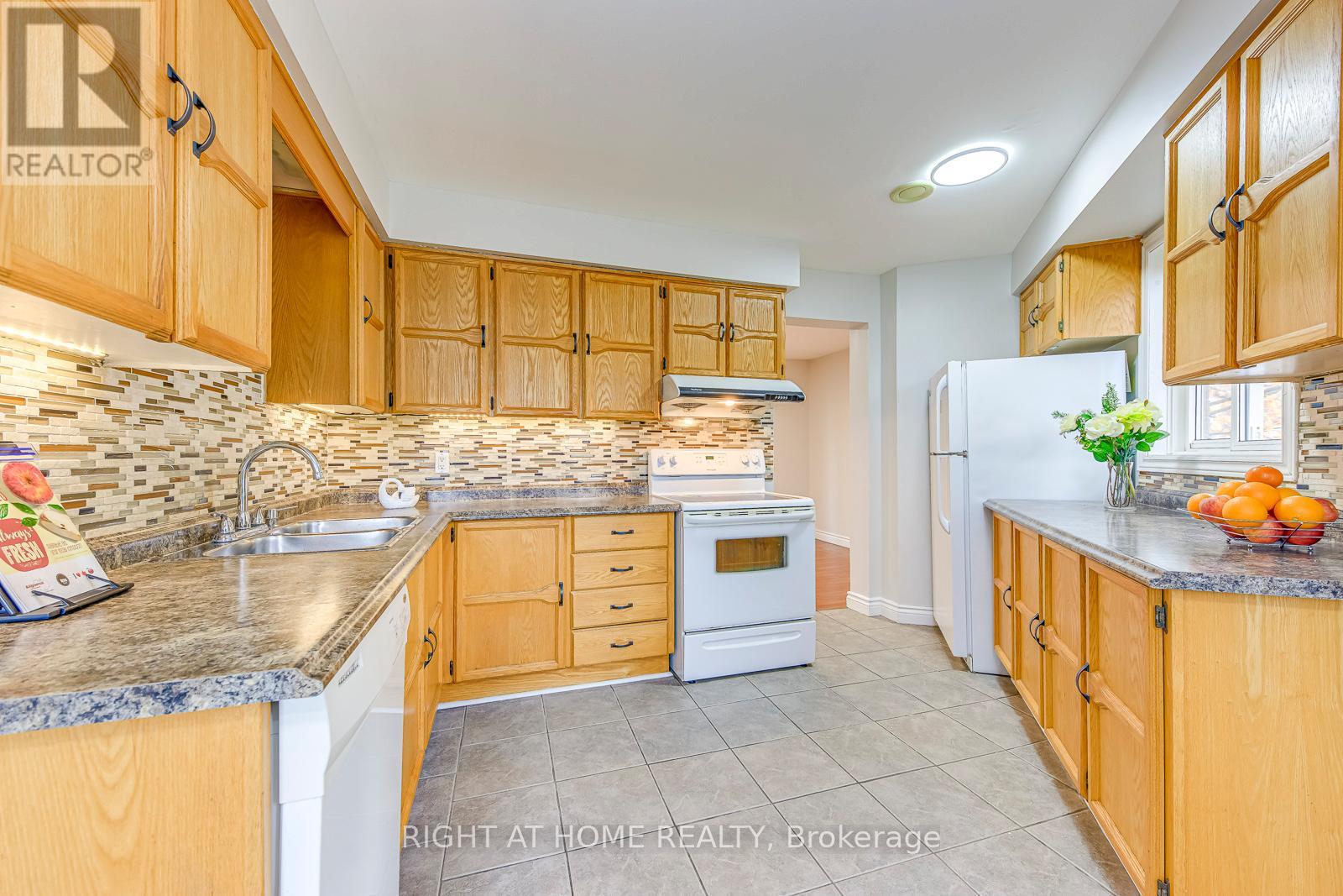 4190 Squire Court, Mississauga, Ontario  L5B 2Y3 - Photo 9 - W12514884