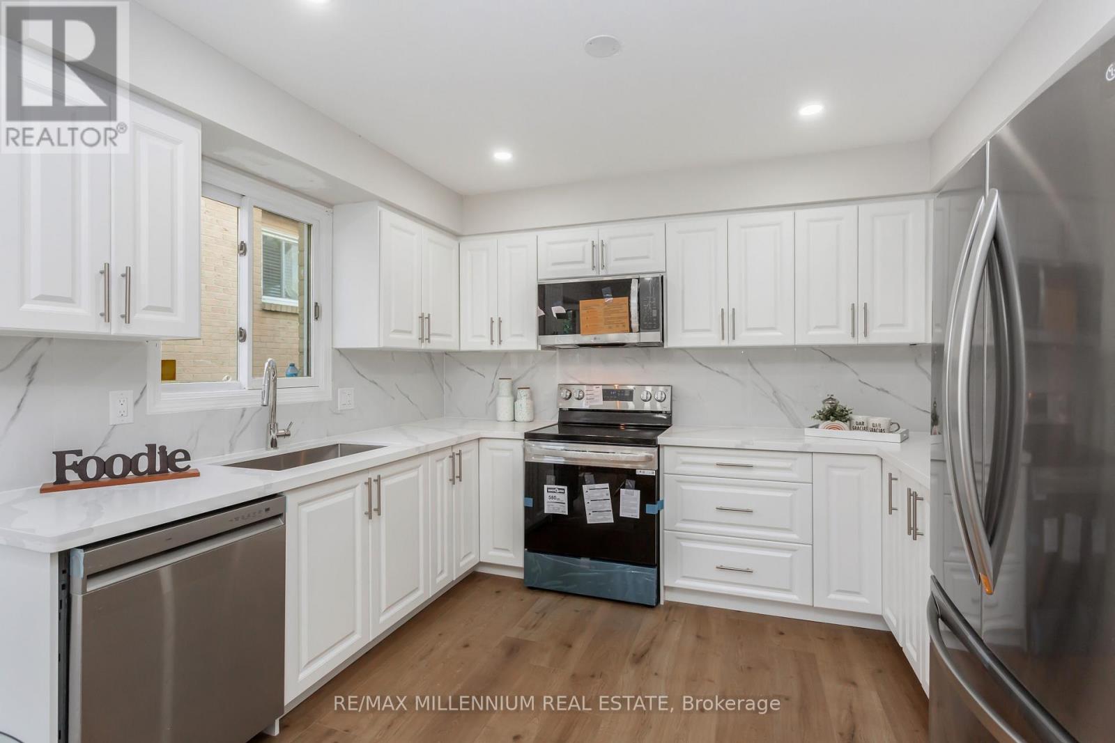 Upper - 61 Mistywood Drive, Hamilton, Ontario  L8J 2N7 - Photo 10 - X12514794