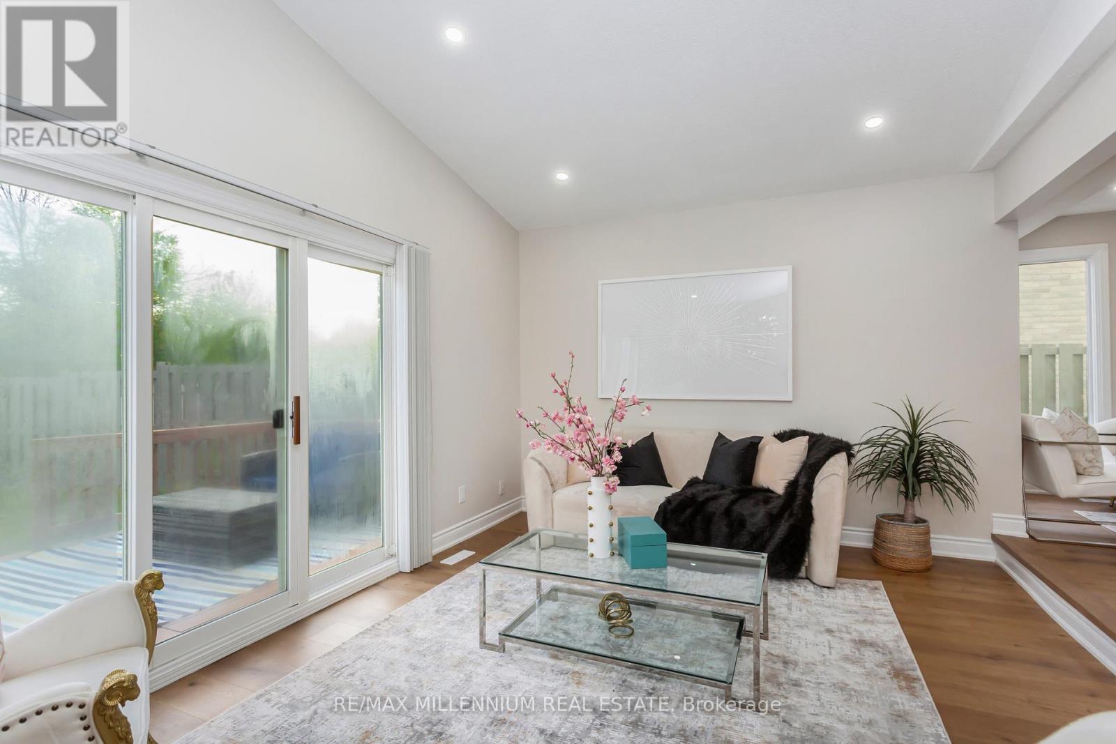 Upper - 61 Mistywood Drive, Hamilton, Ontario  L8J 2N7 - Photo 24 - X12514794