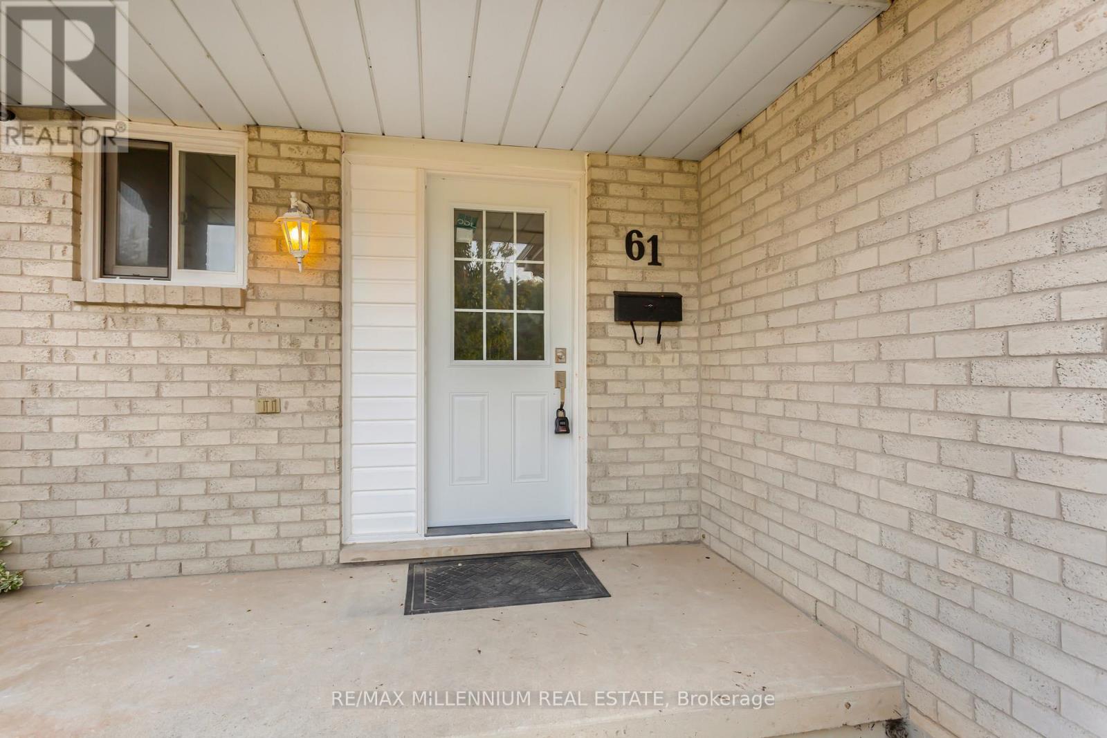 Upper - 61 Mistywood Drive, Hamilton, Ontario  L8J 2N7 - Photo 4 - X12514794