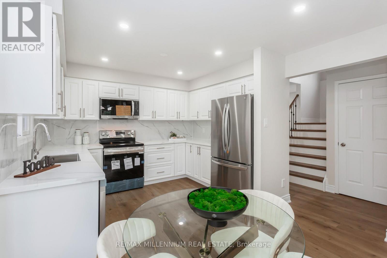 Upper - 61 Mistywood Drive, Hamilton, Ontario  L8J 2N7 - Photo 8 - X12514794