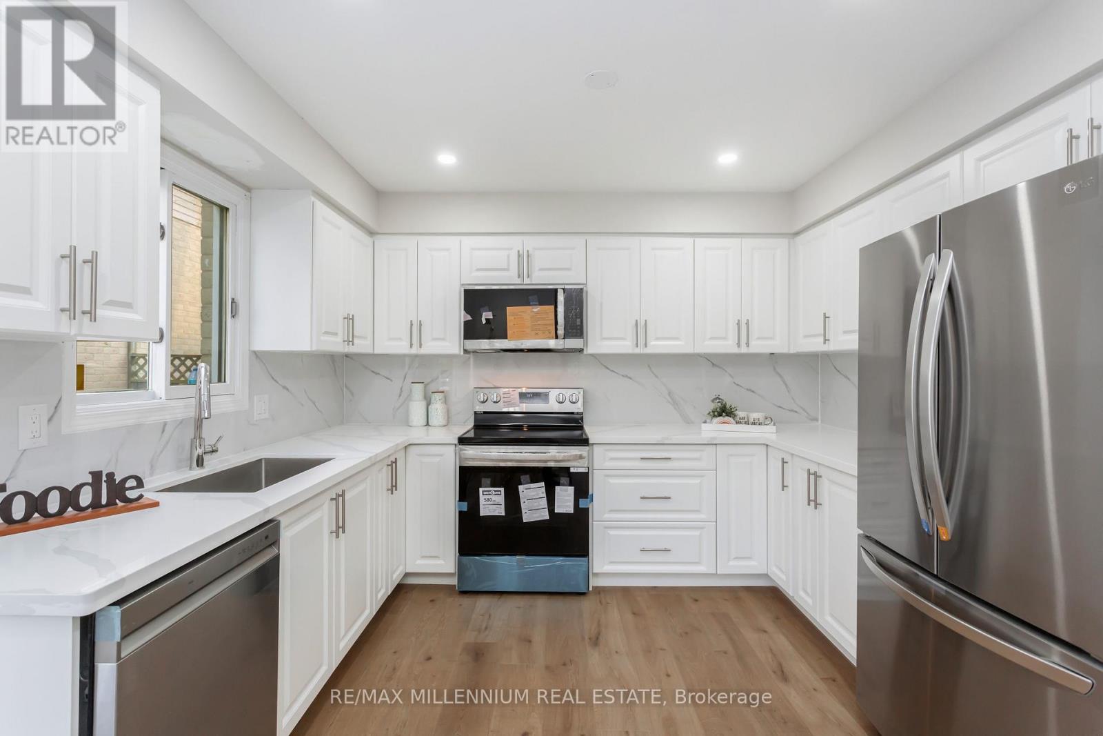 Upper - 61 Mistywood Drive, Hamilton, Ontario  L8J 2N7 - Photo 9 - X12514794