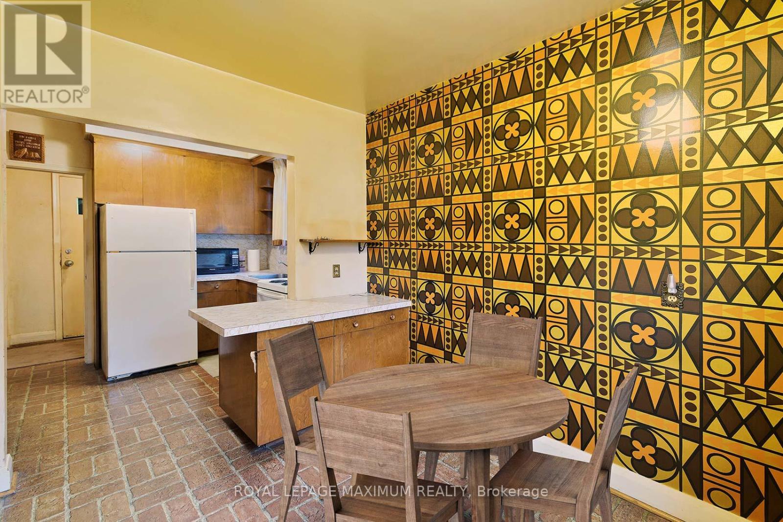 27 King Georges Drive, Toronto, Ontario  M6M 2H1 - Photo 10 - W12514950