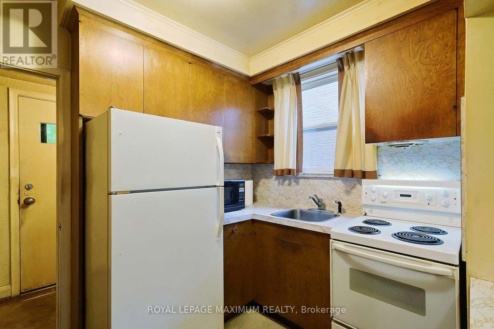 27 King Georges Drive, Toronto, Ontario  M6M 2H1 - Photo 11 - W12514950