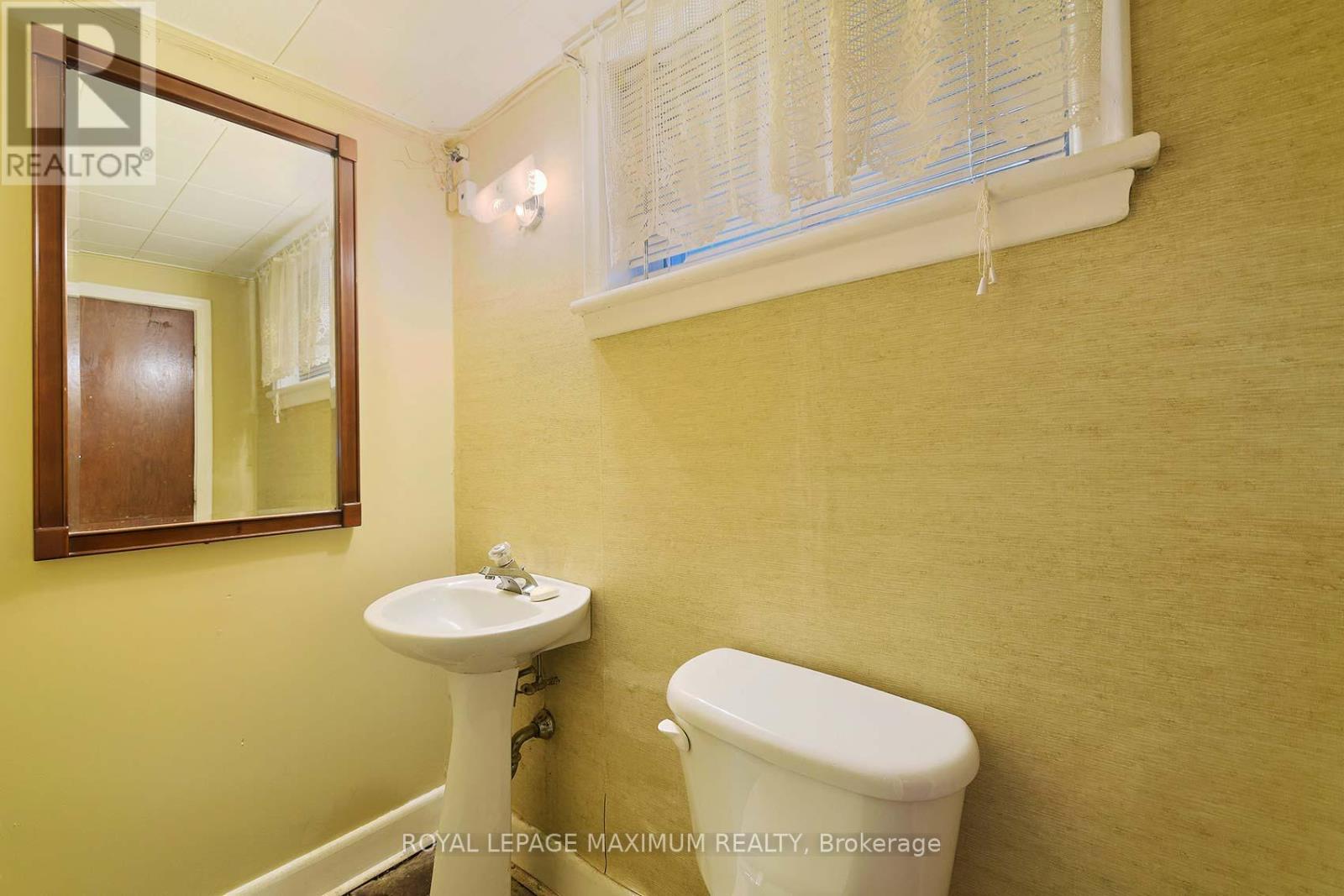 27 King Georges Drive, Toronto, Ontario  M6M 2H1 - Photo 24 - W12514950