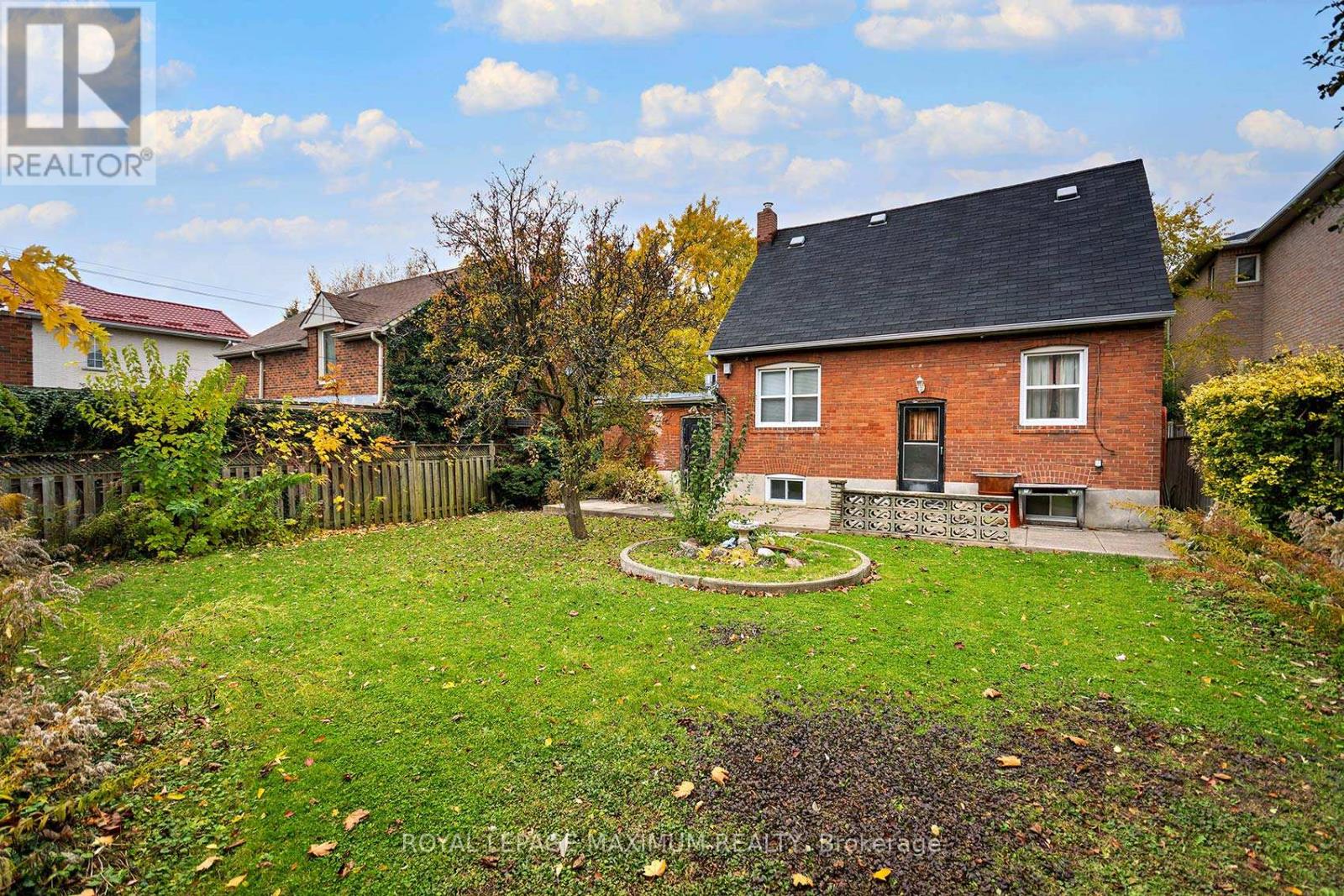 27 King Georges Drive, Toronto, Ontario  M6M 2H1 - Photo 25 - W12514950